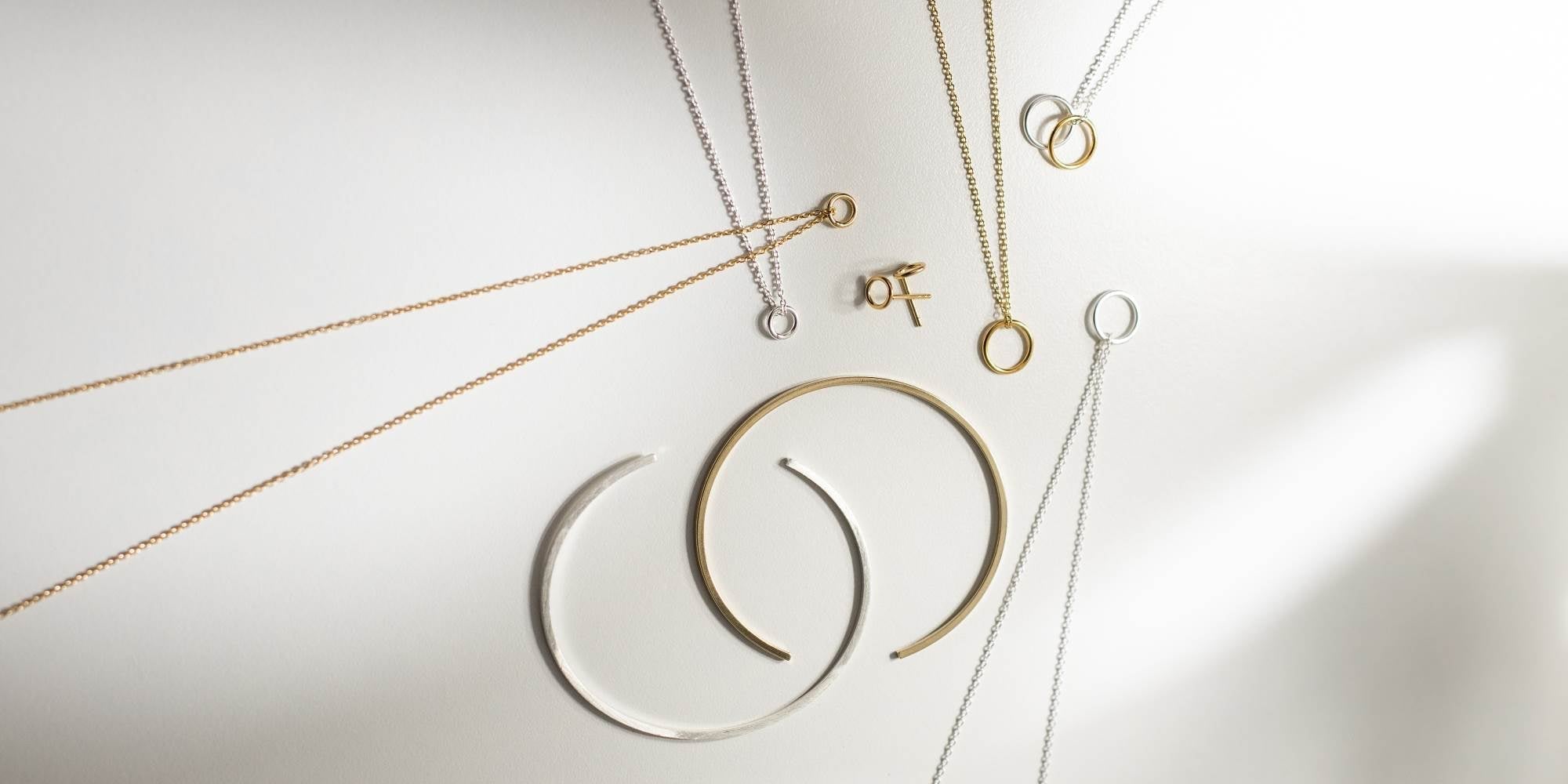 Does gold or silver jewelry fit better? - fejn jewelry Does gold or silver jewelry fit better? - fejn jewelry