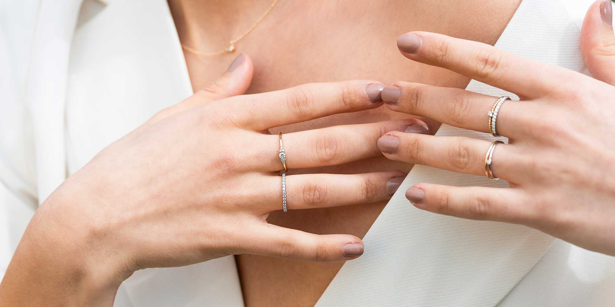 Wie trägt man Verlobungsring und Ehering? - fejn jewelry