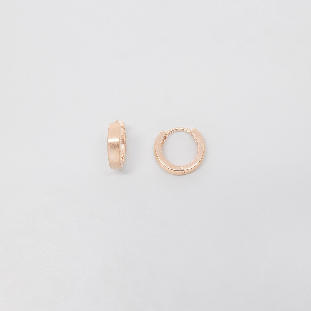satin huggie creolen roségold