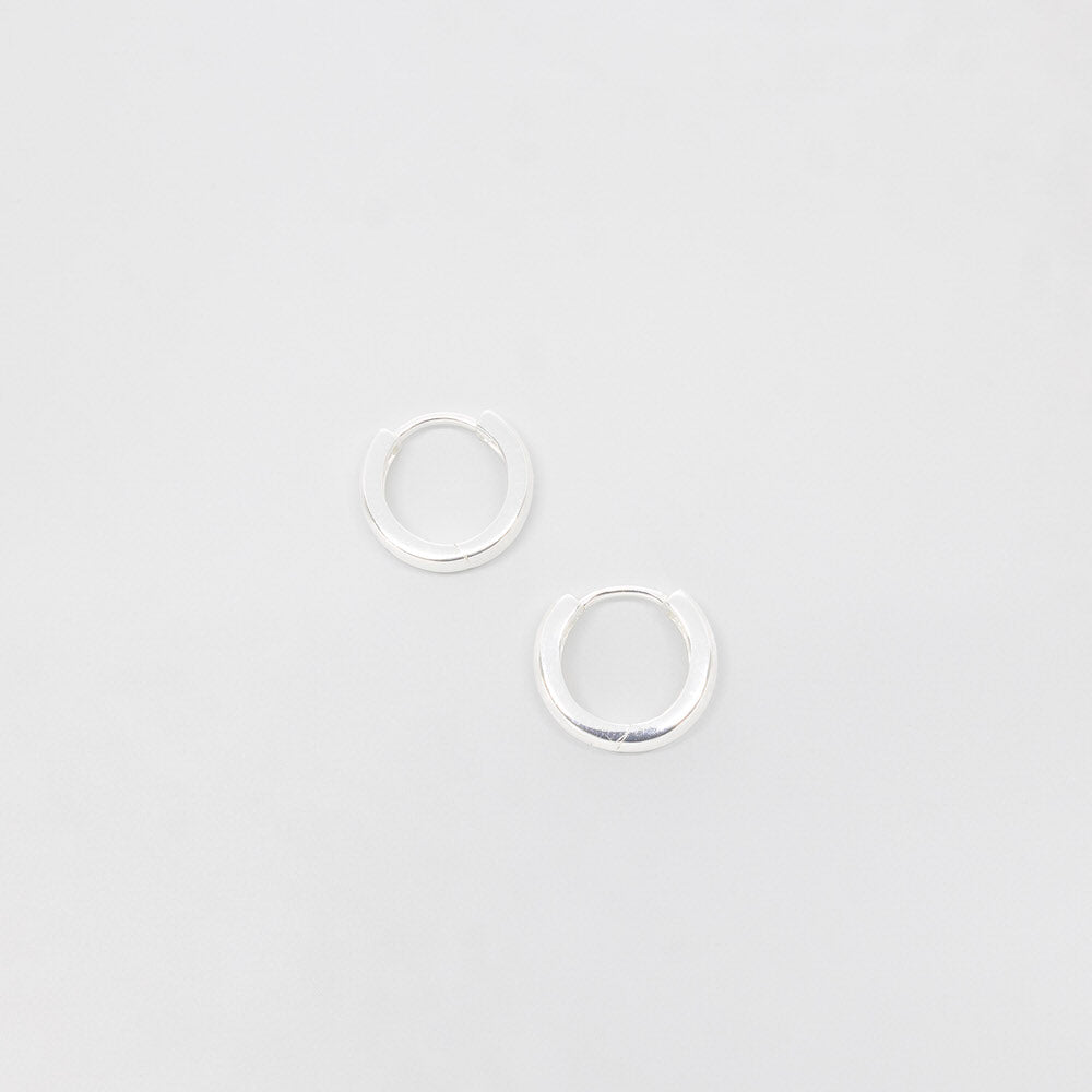 satin huggie creolen silber