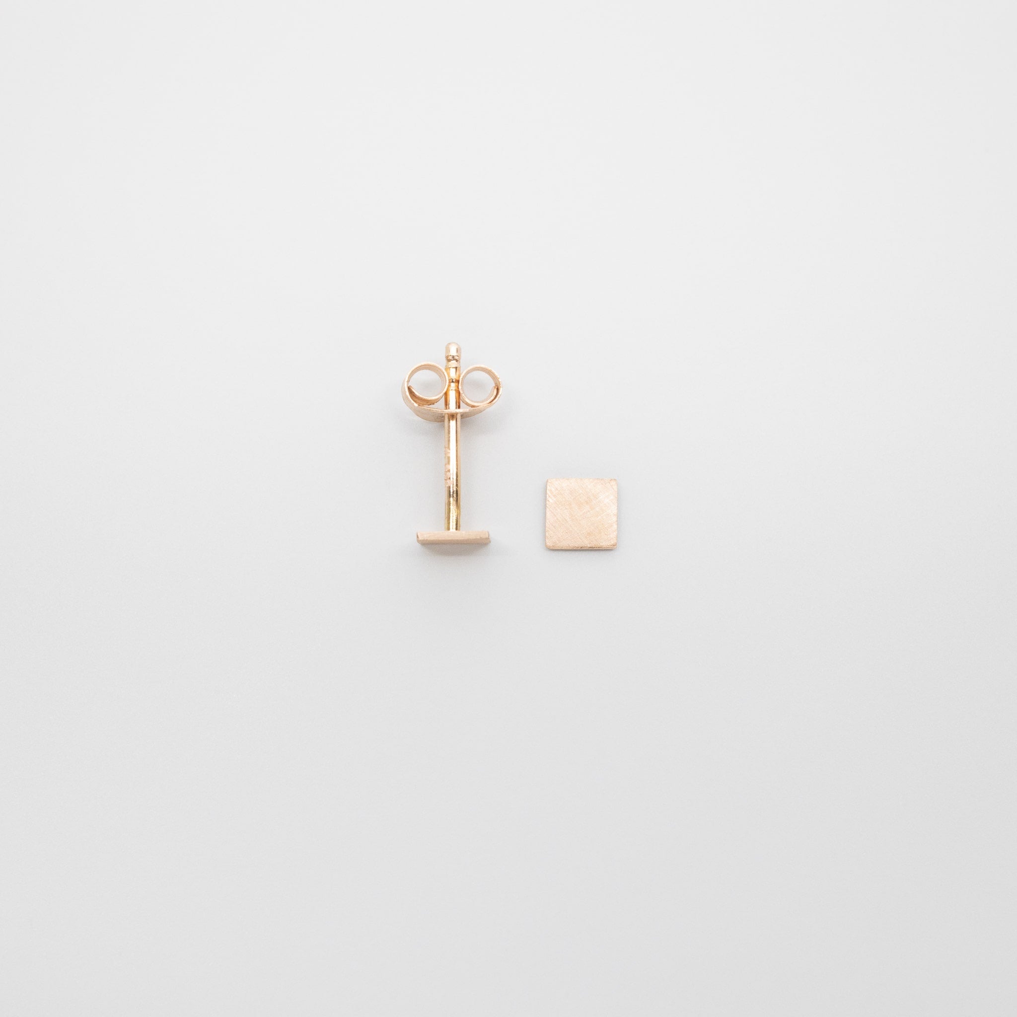 satin square stud | solid gold
