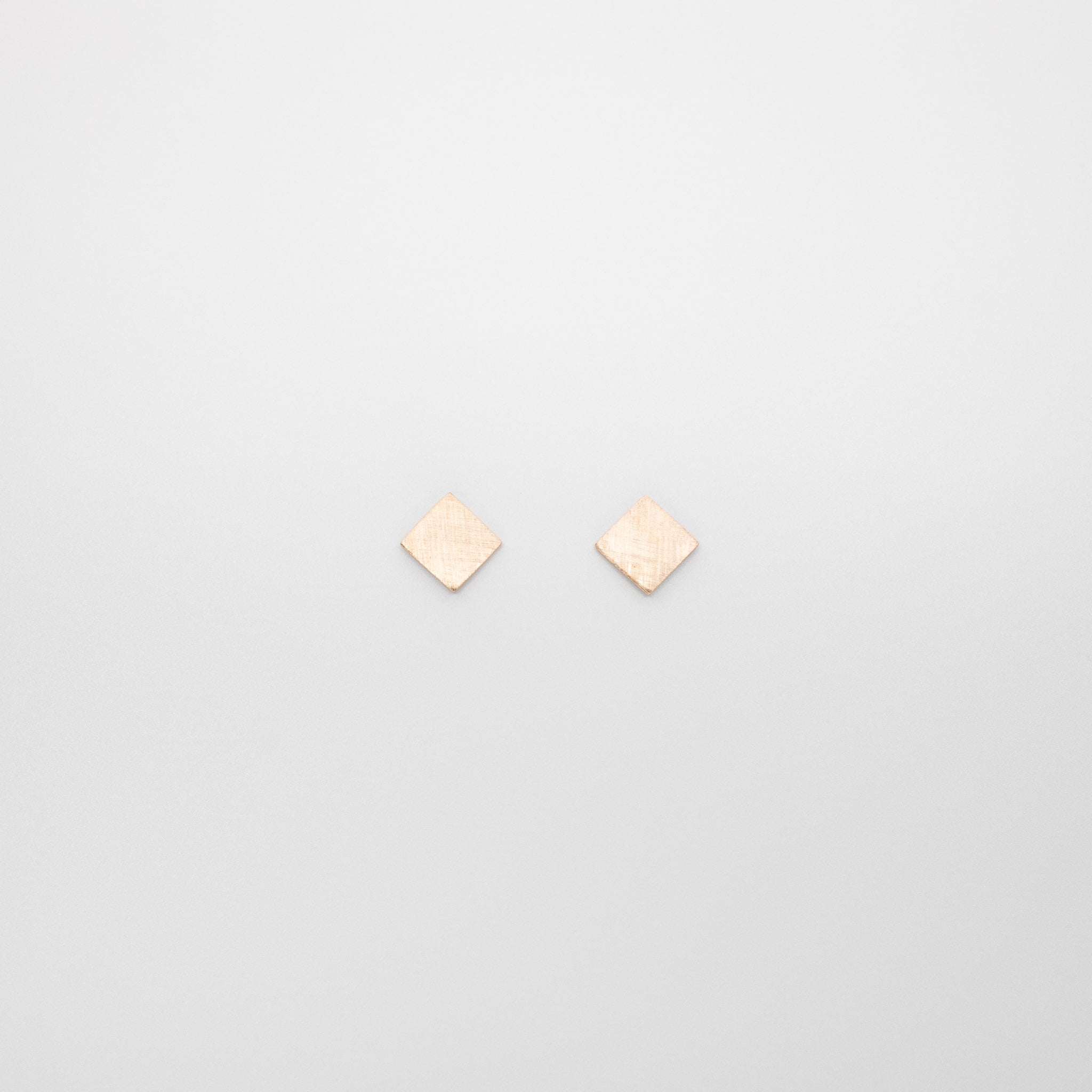 satin square stud | solid gold