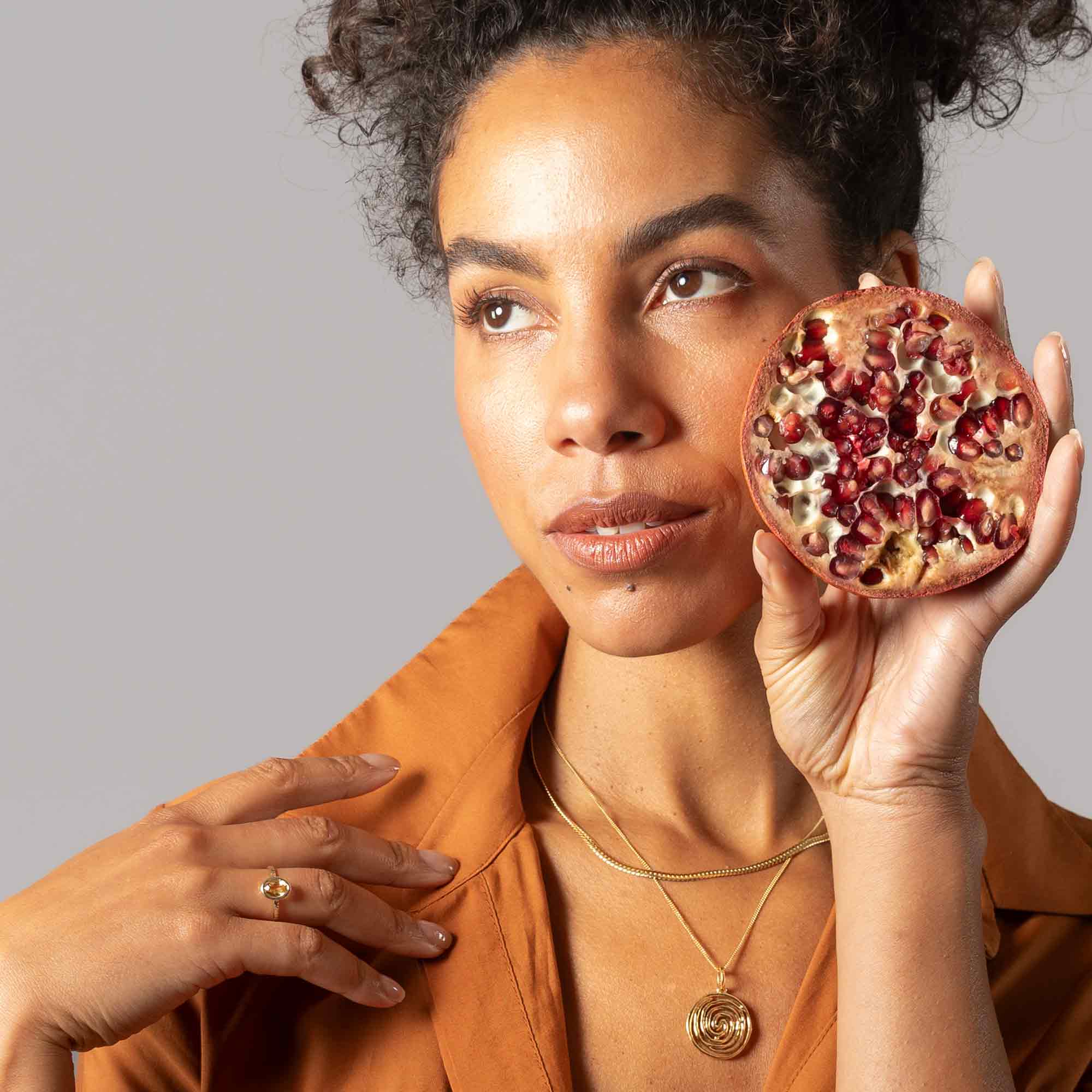 Halskette runder spiralanhänger gold worlds origins wolfgang joop