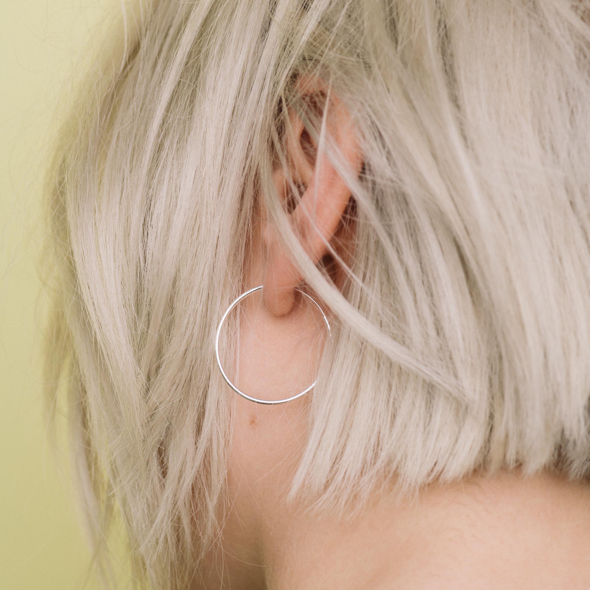 Medium hoop Creole an platinblondem Model