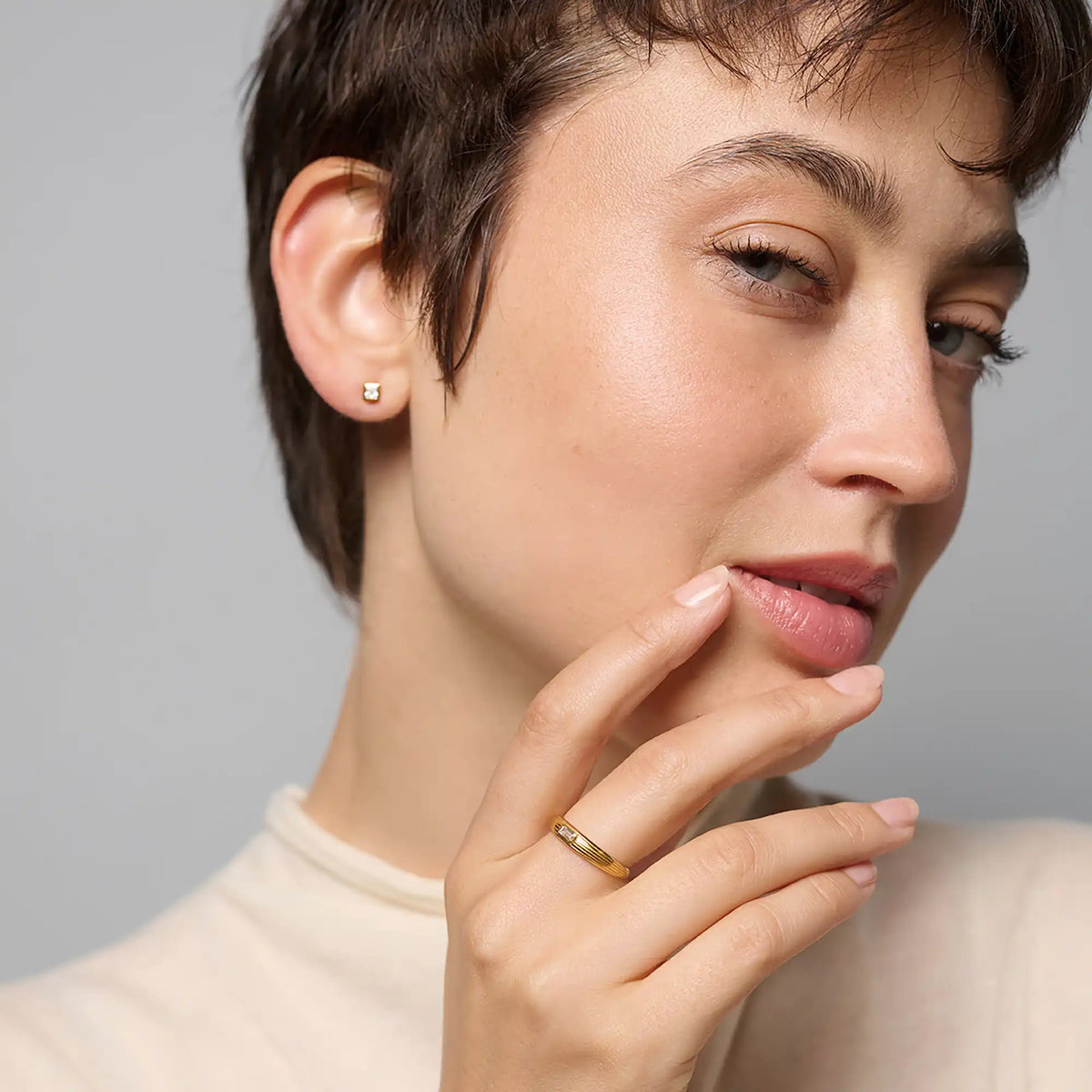 geriffelter Ring in Gold mit eckigem Zirkonia Stein von fejn jewelry
