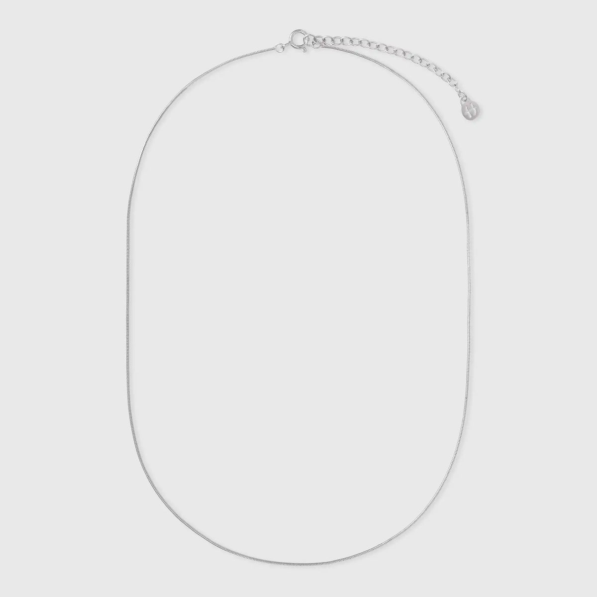 Filigrane, silberne Schlangenkette Snake Chain Necklace flach ausliegend mit Verschluss und Verlängerung von fejn jewelry.