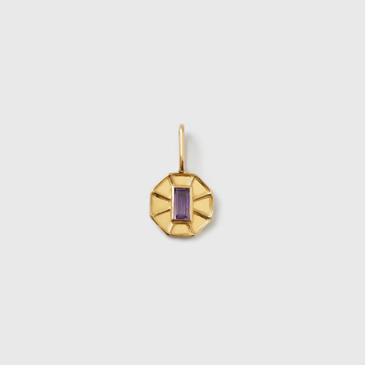 Achteckiger Kettenanhänger aus glänzendem Echtgold mit einem rechteckigen, violett leuchtenden Edelstein im Art-Déco-Stil vor hellem Hintergrund