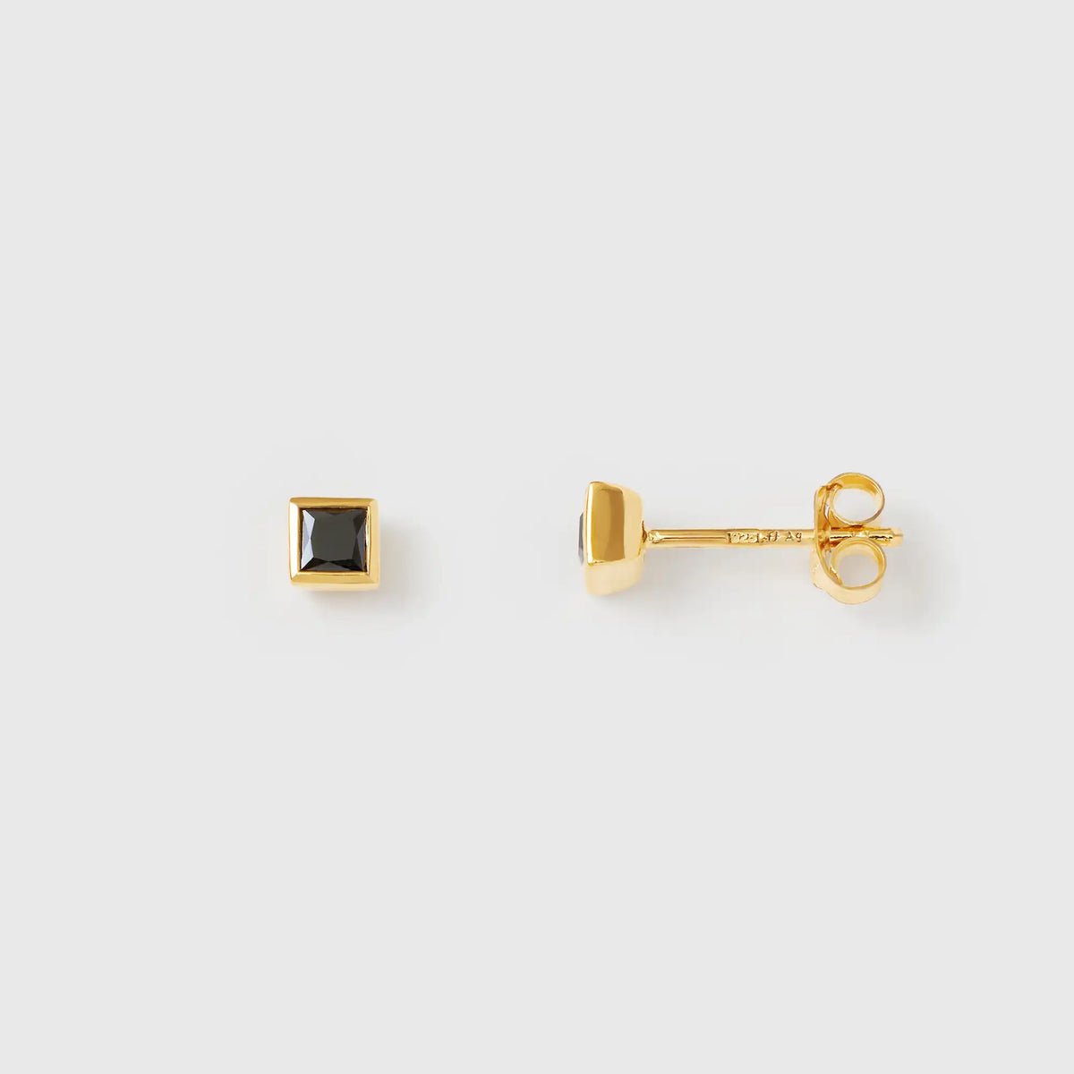 Schlichter eckiger Gold-Ohrstecker mit einem quadratischen schwarzen Zirkonia Stein, vor weissem Hintergrund, von fejn jewelry.