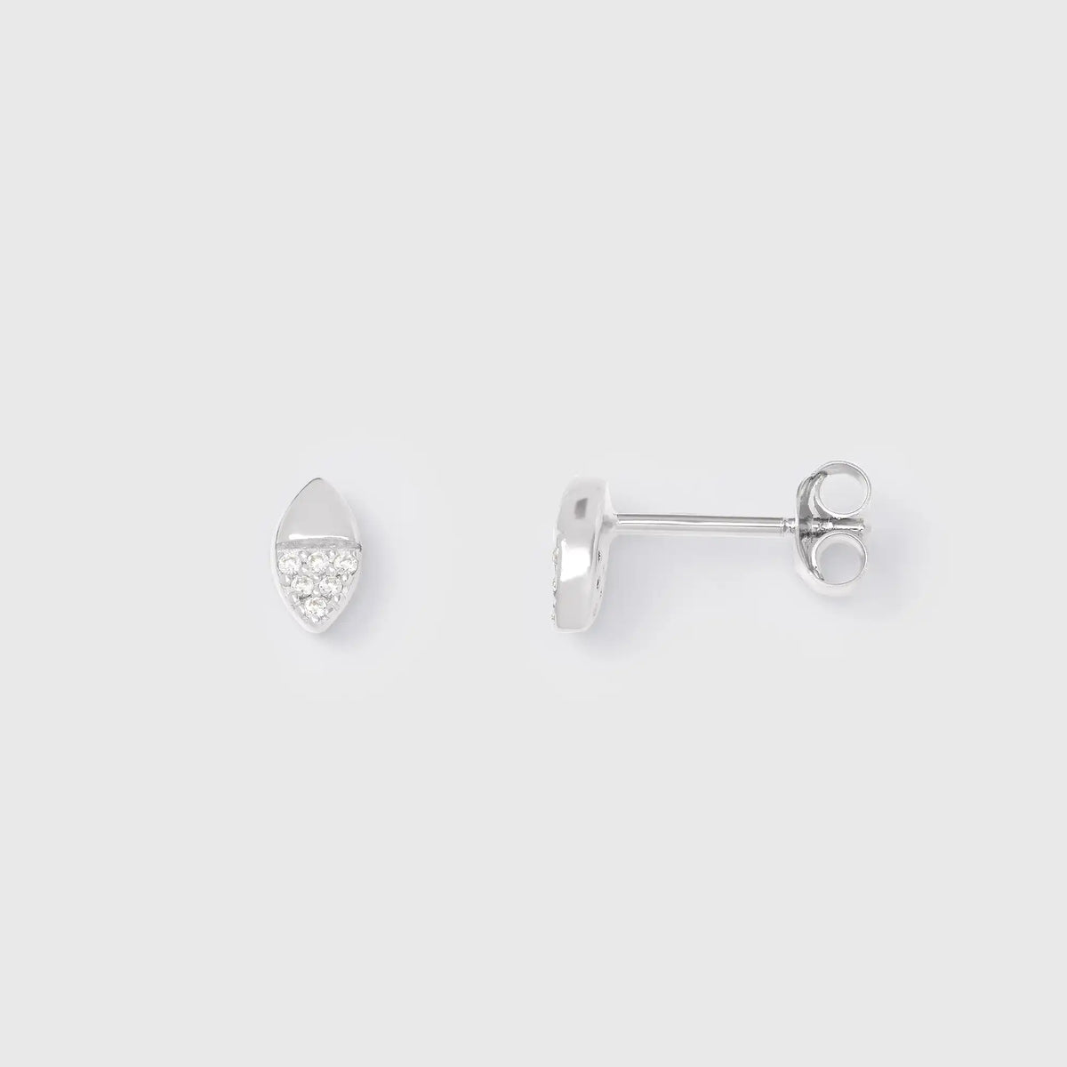 Zweigeteilte silberne Ohrstecker in Schiffchenform mit Zirkonia-Pavé auf der unteren Hälfte vor hellem Hintergrund