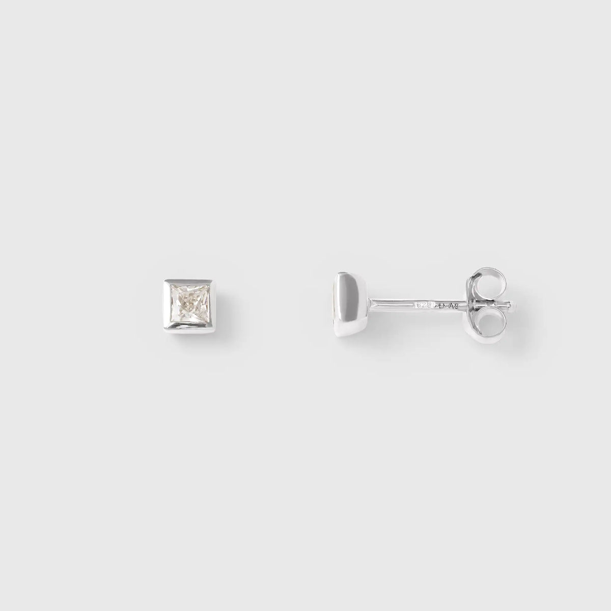 Elegantes Paar fejn Ohrstecker in Silber, mit quadratischen Zirkonia-Steinen vor weißem Hintergrund.