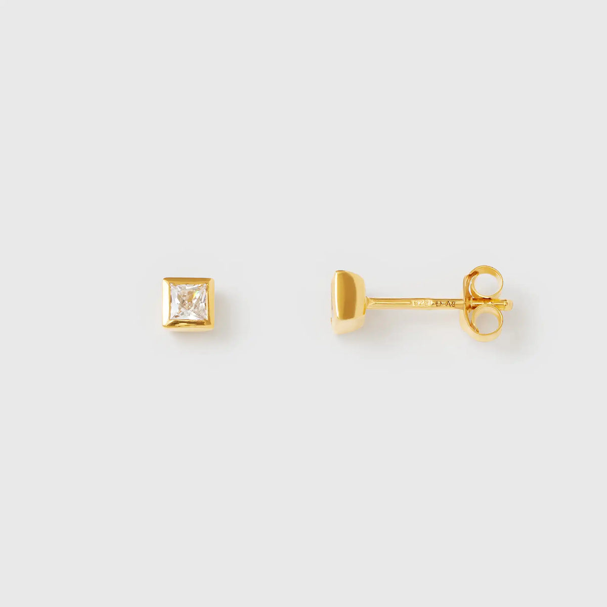 Elegantes Paar fejn Ohrstecker in Gold, mit quadratischen Zirkonia-Steinen vor weißem Hintergrund.