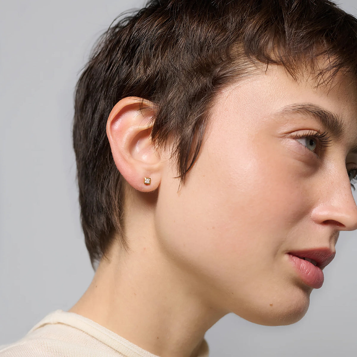 Goldener Ohrstecker mit quadratischem weißen Zirkonia von fejn jewelry