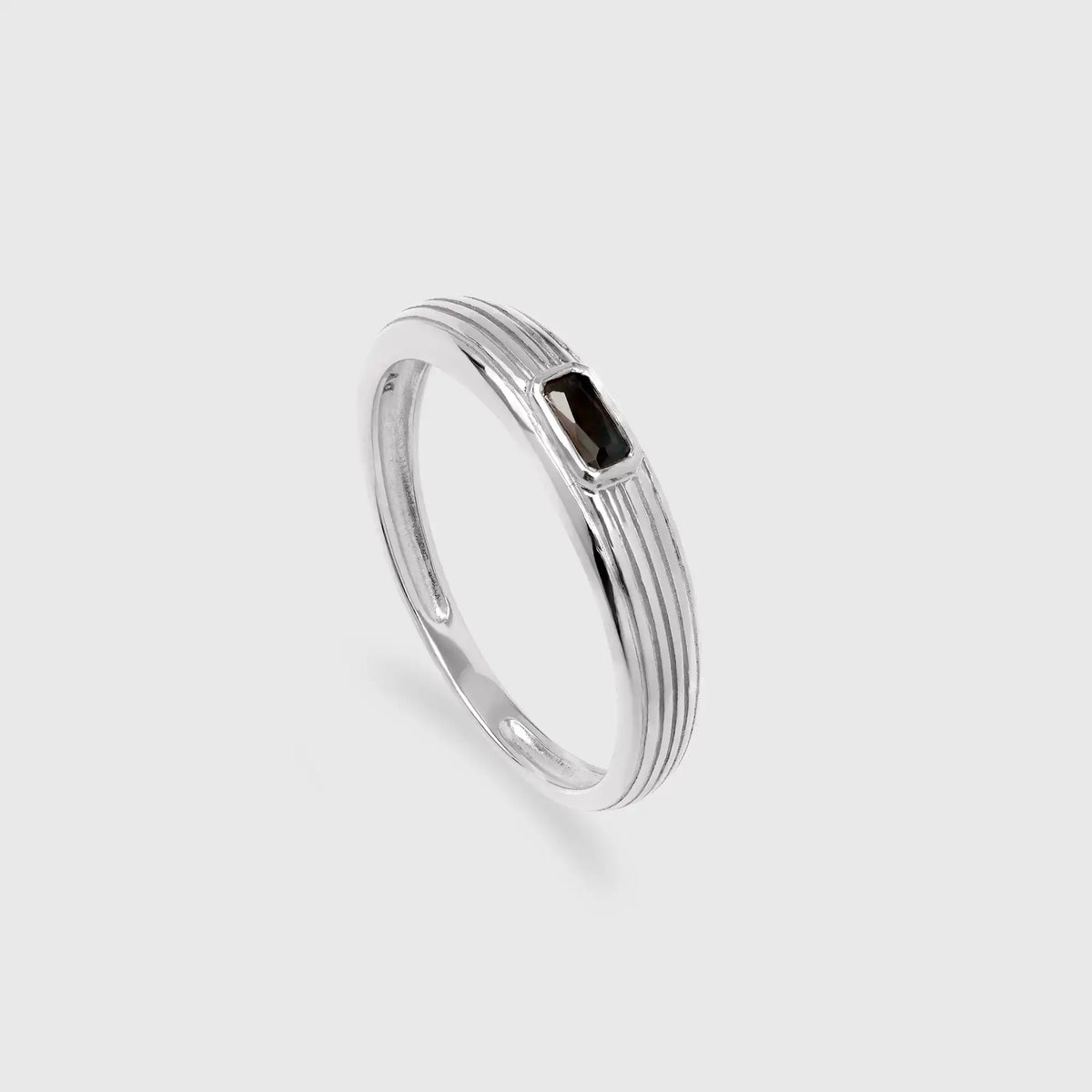 Silberner fejn Black Riffle Ring mit geriffelter Struktur und einem rechteckigen, schwarzen Zirkonia Stein.