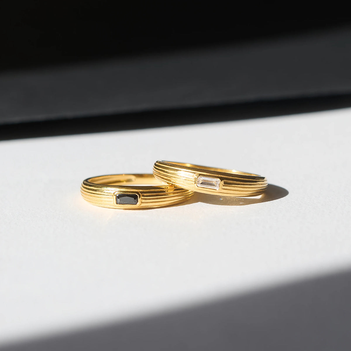 geriffelter Ring in Gold mit schwarzen oder weißen Zirkonia Stein von fejn jewelry