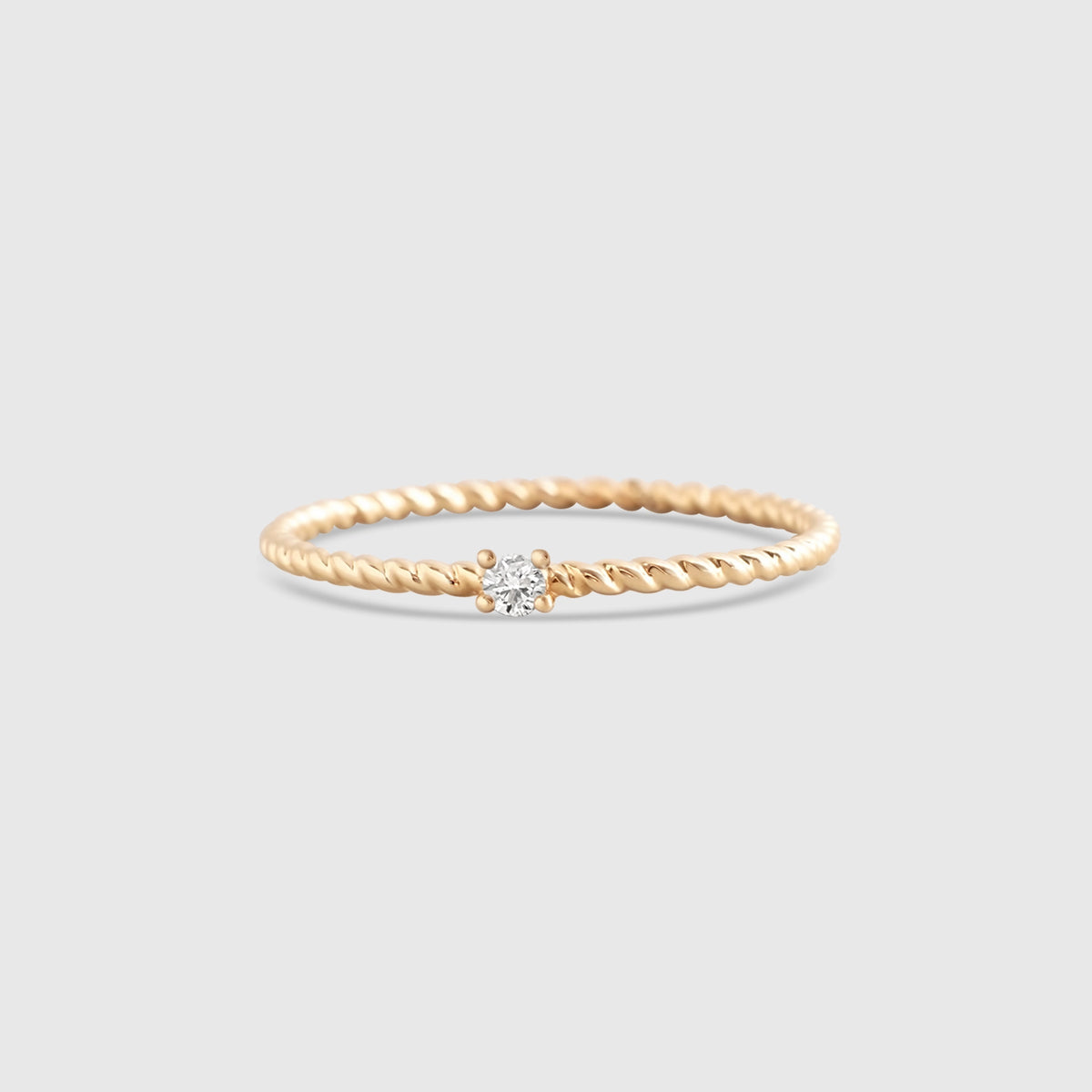 schmaler gedrehter Echtgold-Ring mit einem Diamanten von fejn jewelry
