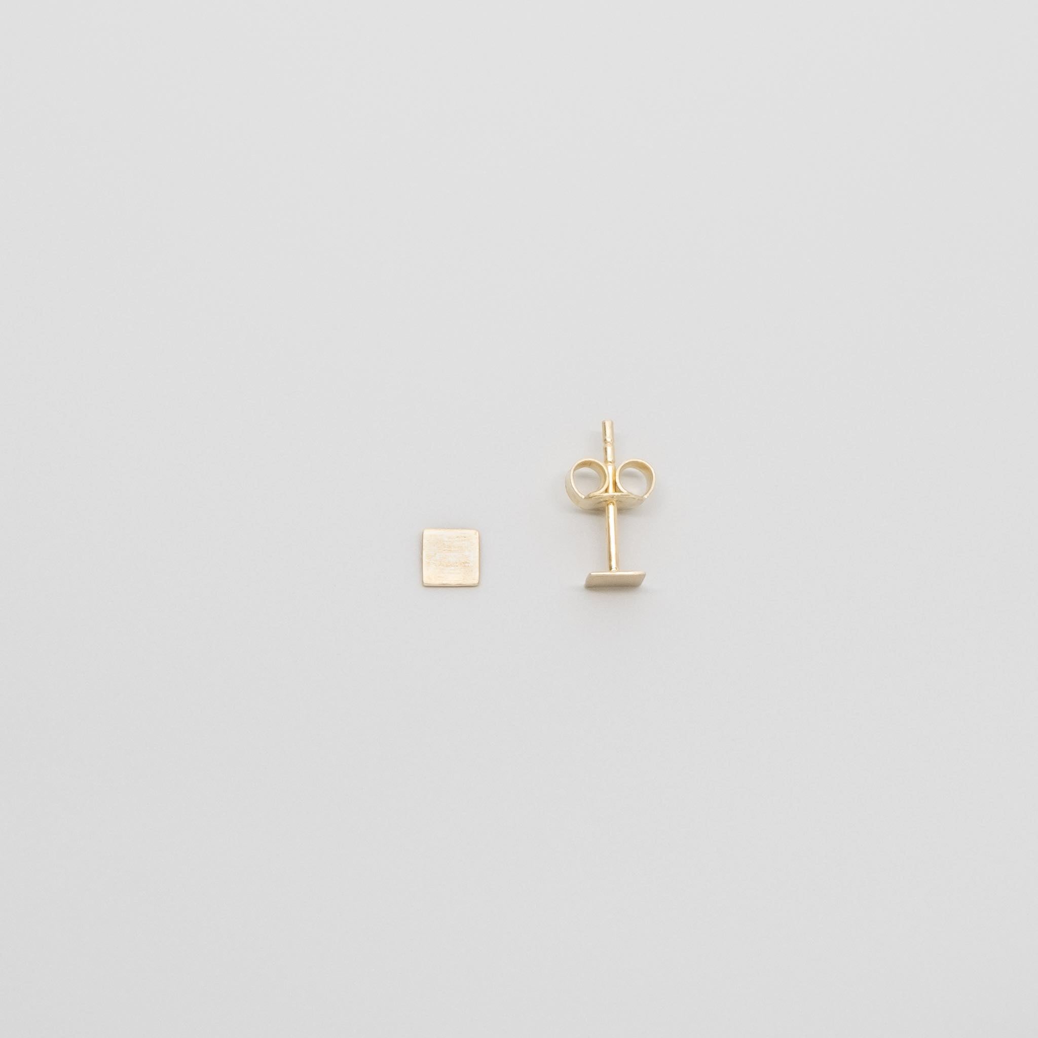 satin square stud | solid gold