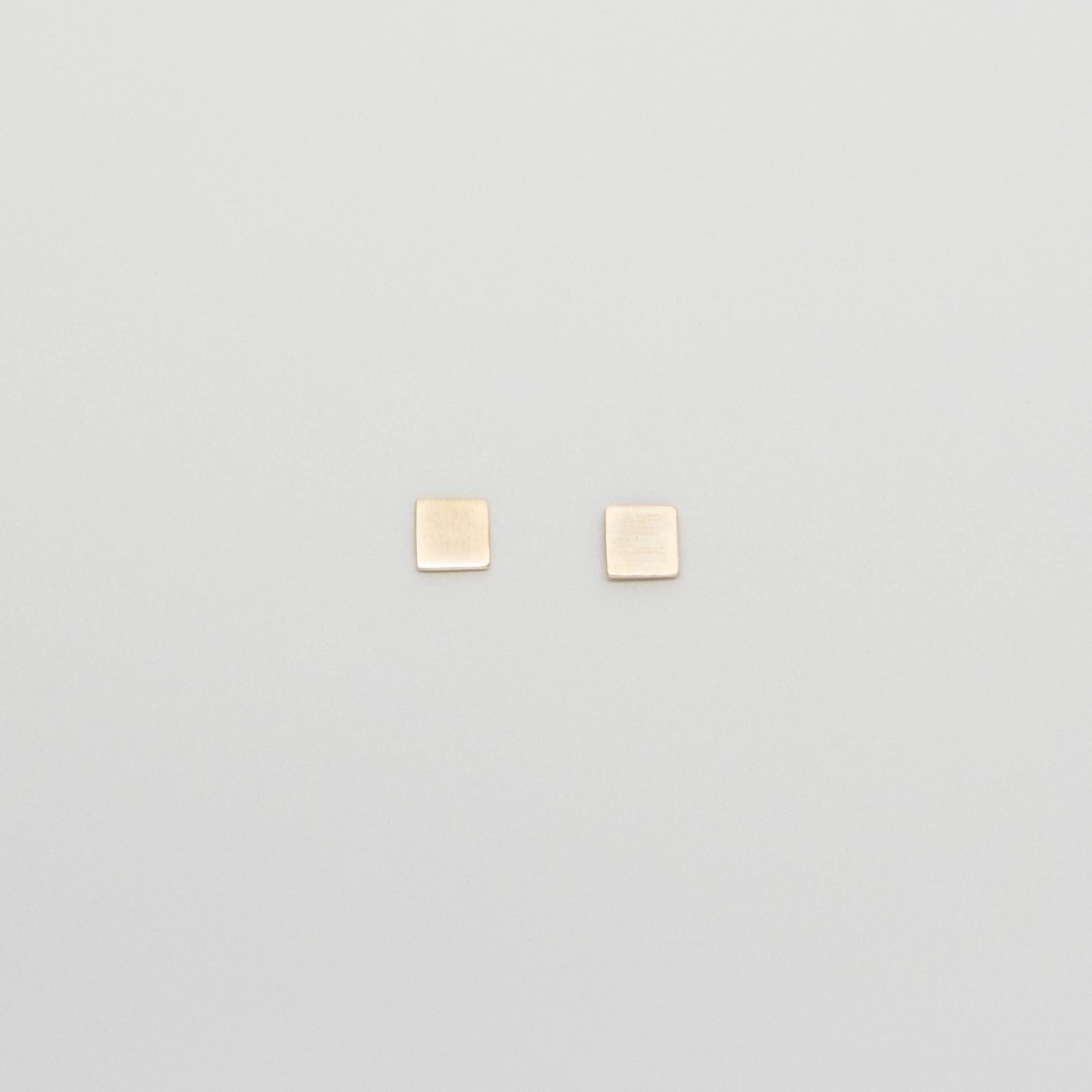 satin square stud | solid gold