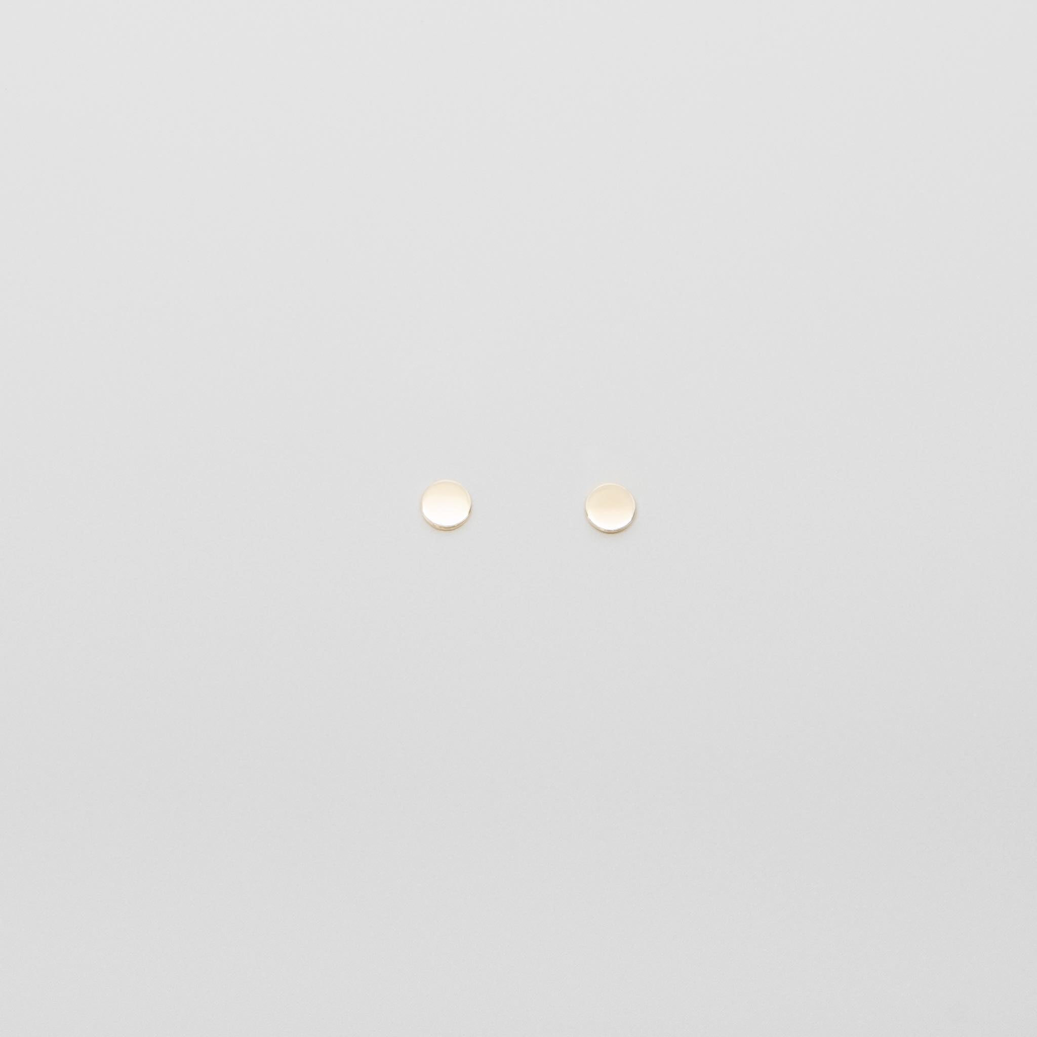 shiny dot stud | solid gold