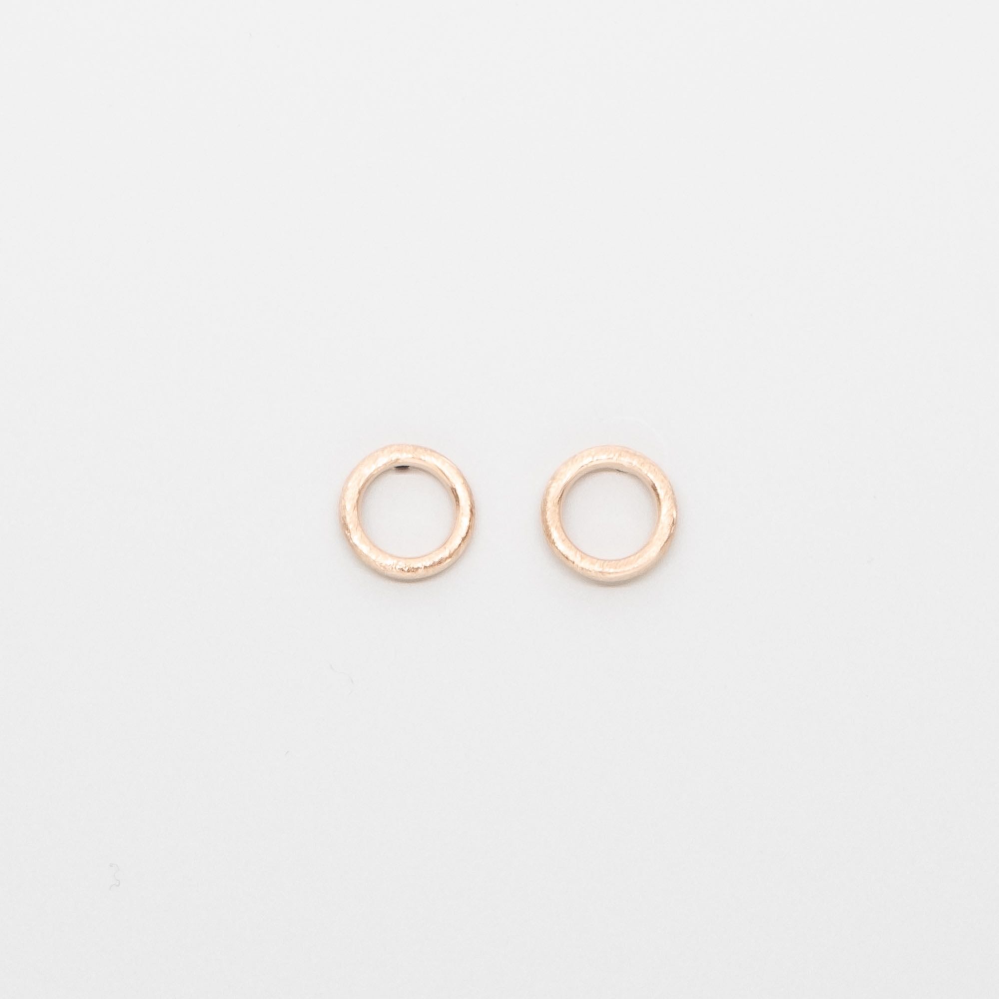 satin circle stud