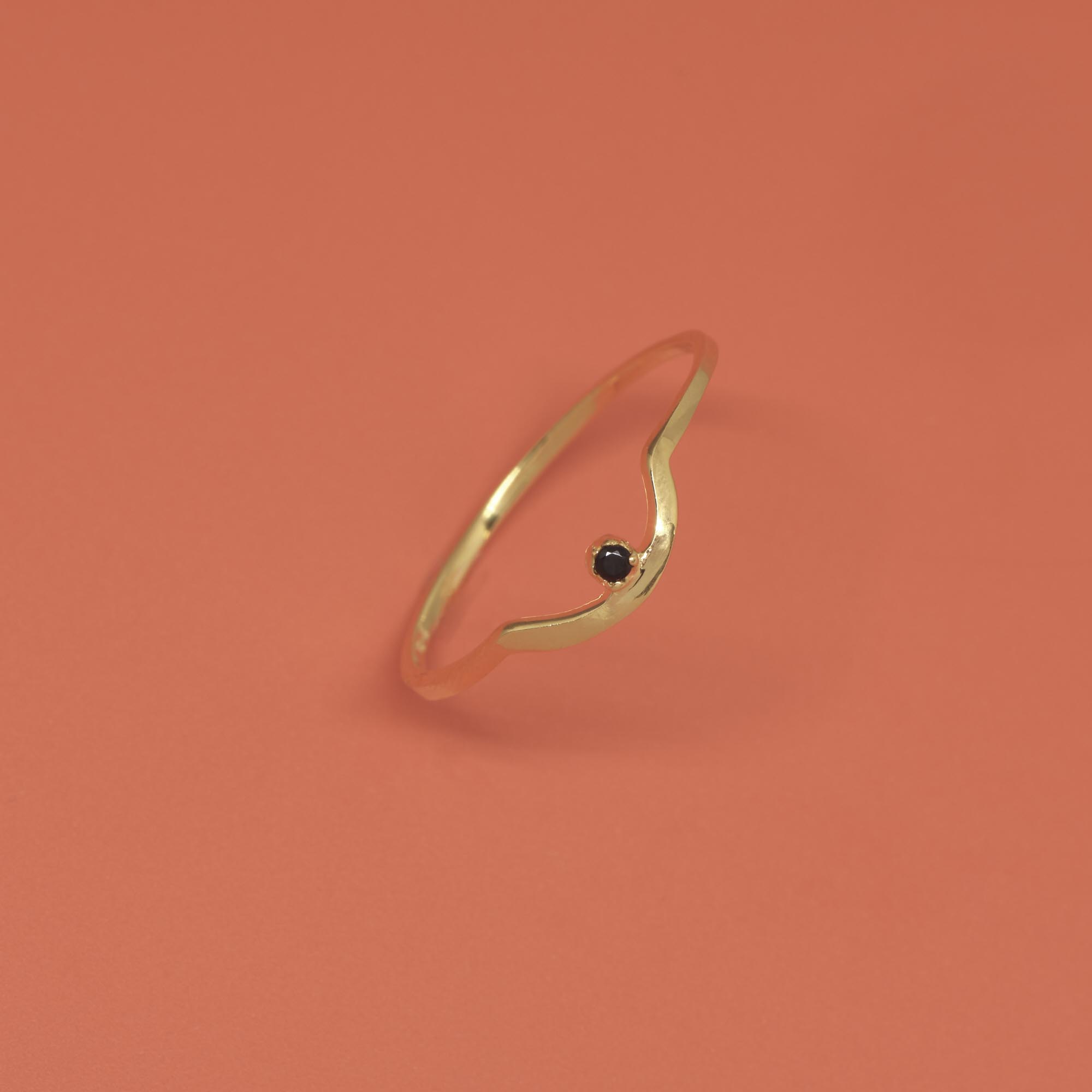 Ring black curved mit schwarzem Stein vergoldet