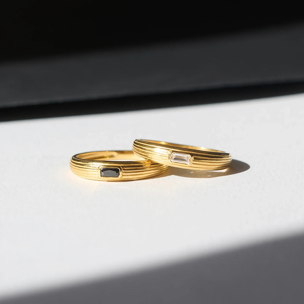 geriffelter Ring in Gold mit schwarzen oder weißen Zirkonia Stein von fejn jewelry