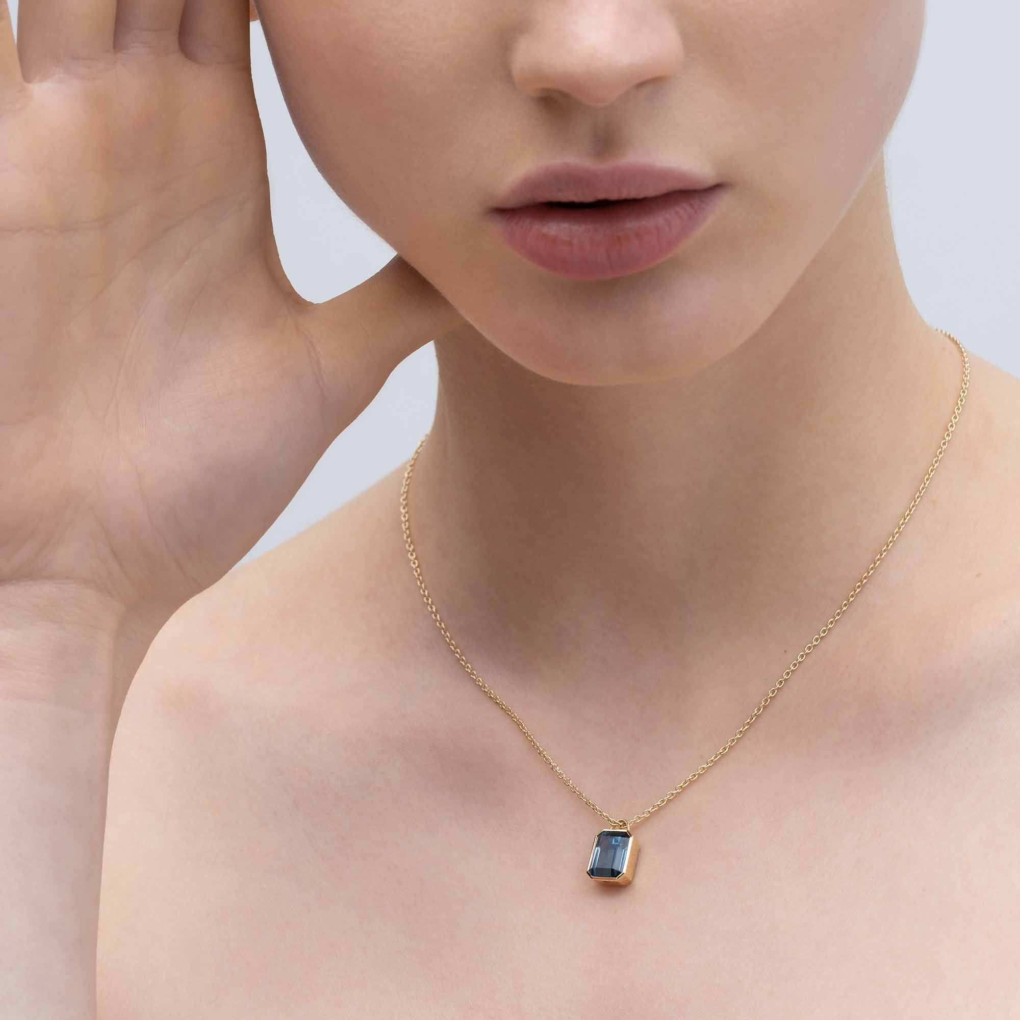 precious hammered charm | solid gold