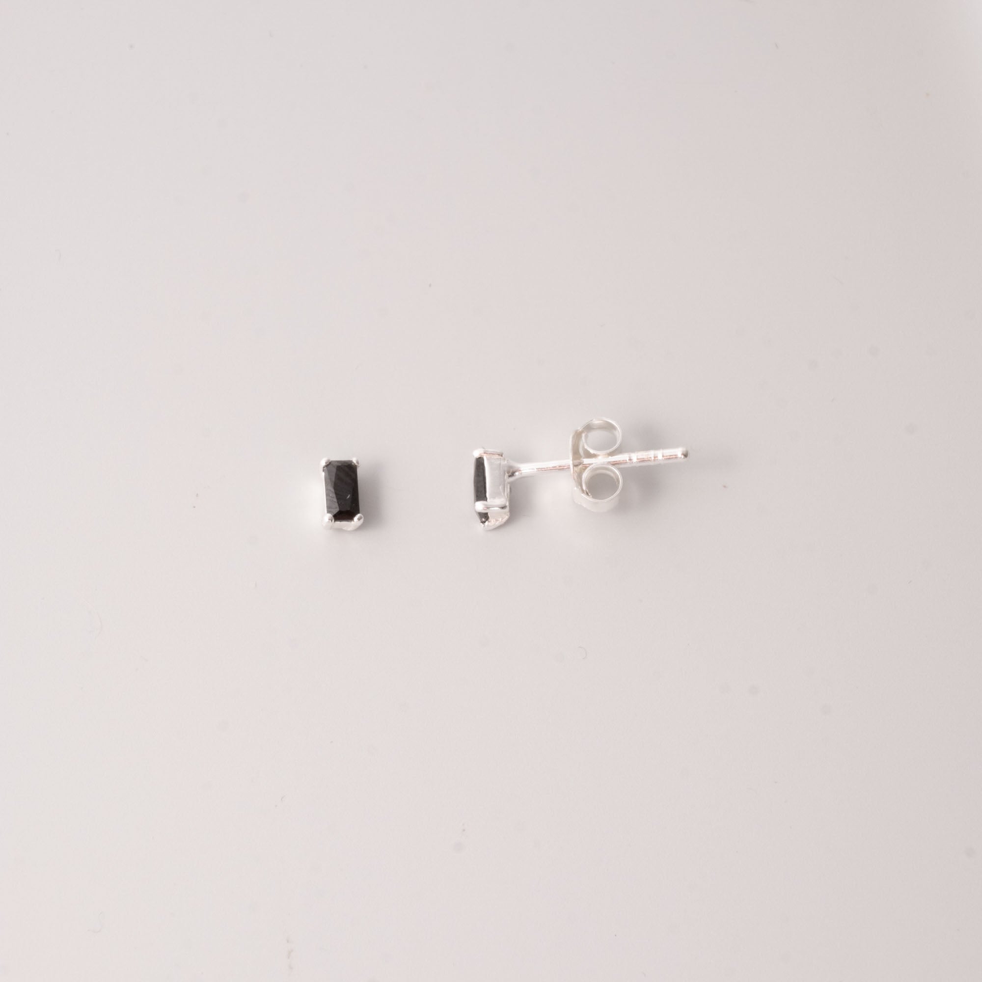 black baguette studs silber