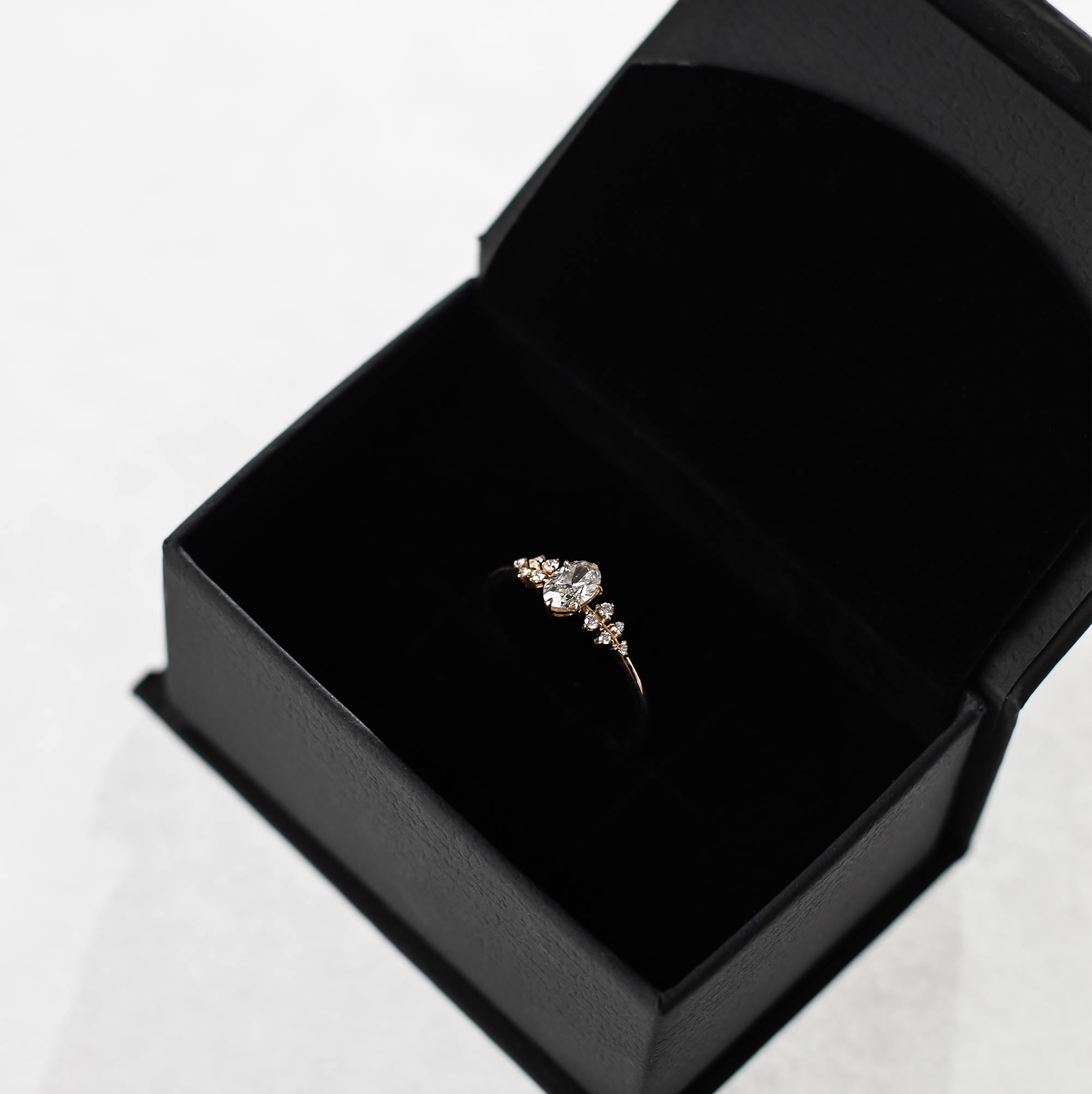 bezaubernder Verlobungsring mit 11 Diamanten 14k Echtgold glänzend