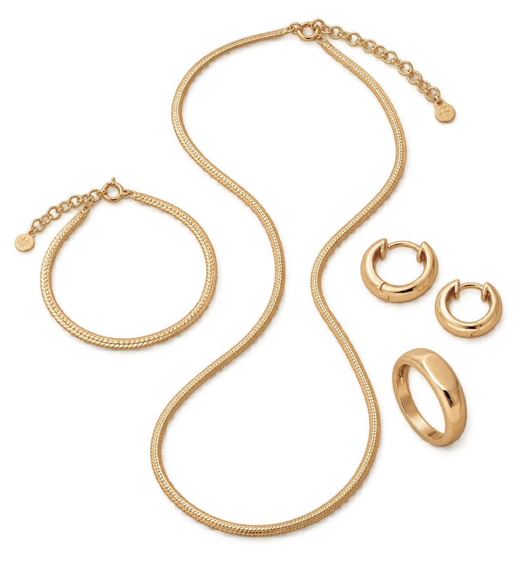 fejn jewelry Adventskalender Urban Edition Gold – Set aus Halskette, Armband, Creolen und Ring auf transparentem Hintergrund.