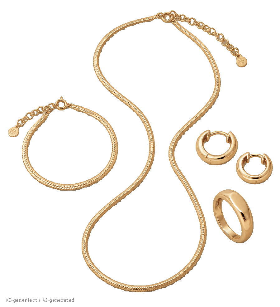 Ein Arrangement aus vier passenden, minimalistischen Goldschmuckstücken: ein flaches Schlangenarmband, eine flache Schlangenkette, zwei kleine Huggie-Creolen und ein Siegelring mit glatter Oberseite, alles vor einem karierten Hintergrund.