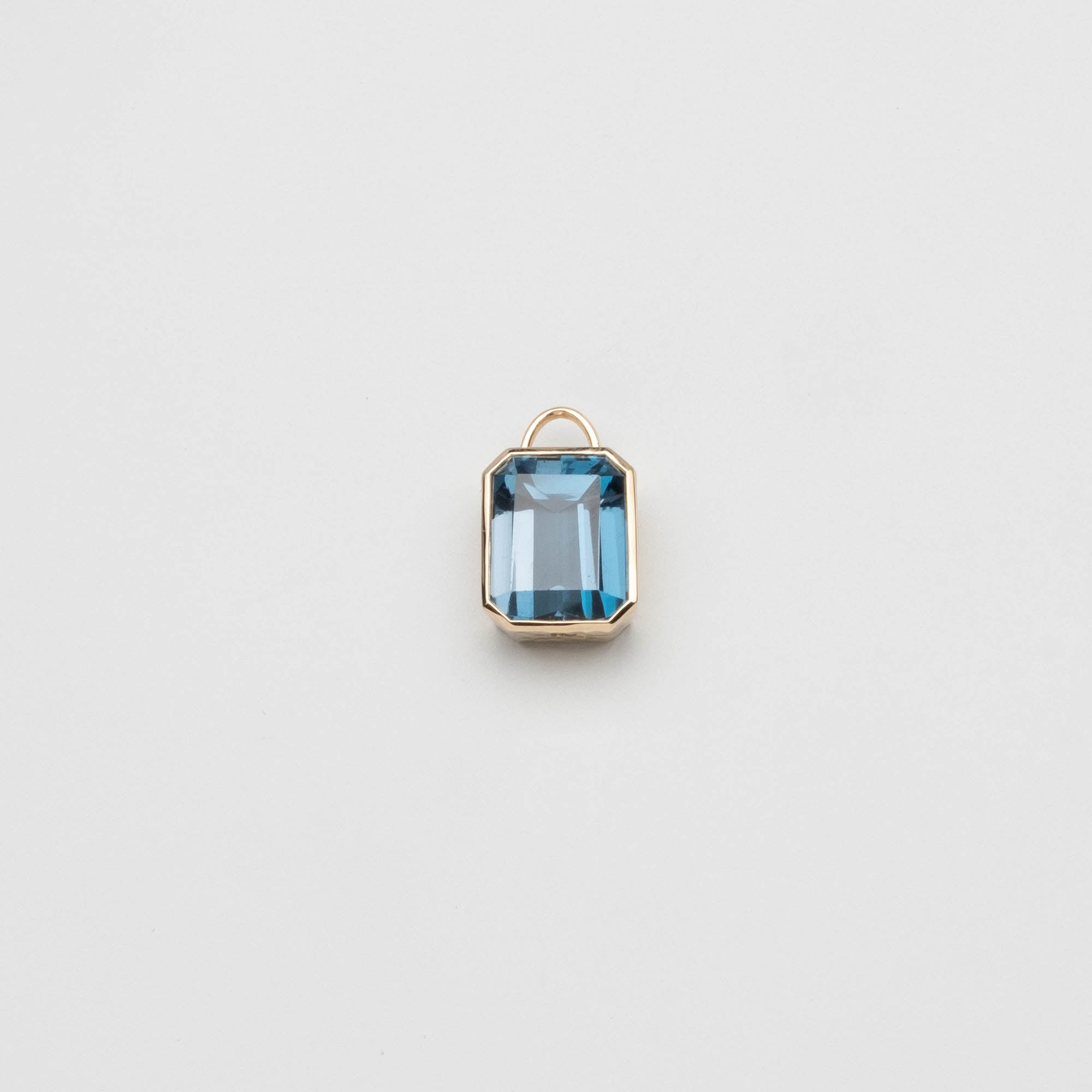 precious hammered charm | solid gold