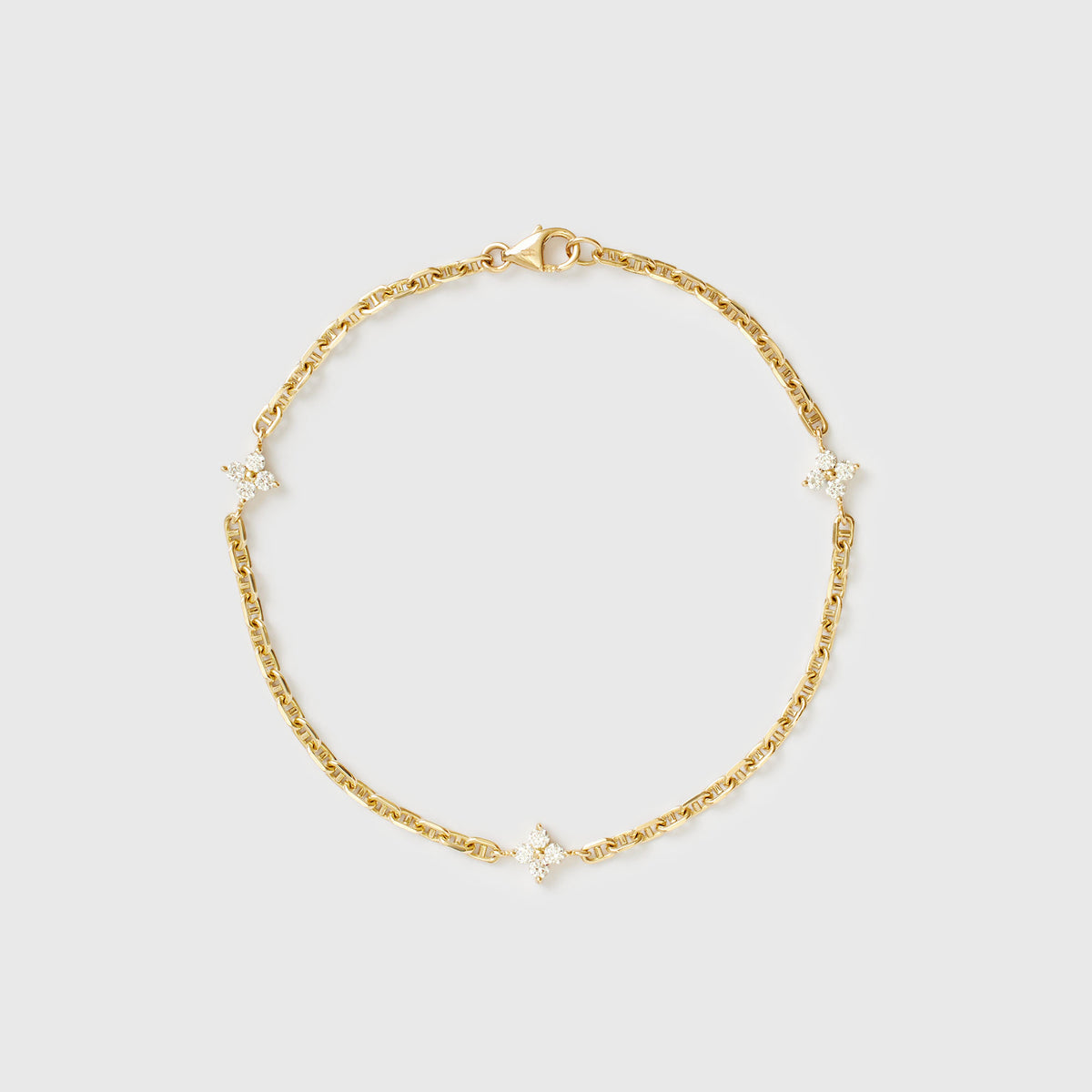 Goldenes Armband mit drei Diamant-Blumenan von fejn jewelry – Produktansicht flach liegend for weißem Hintergrund