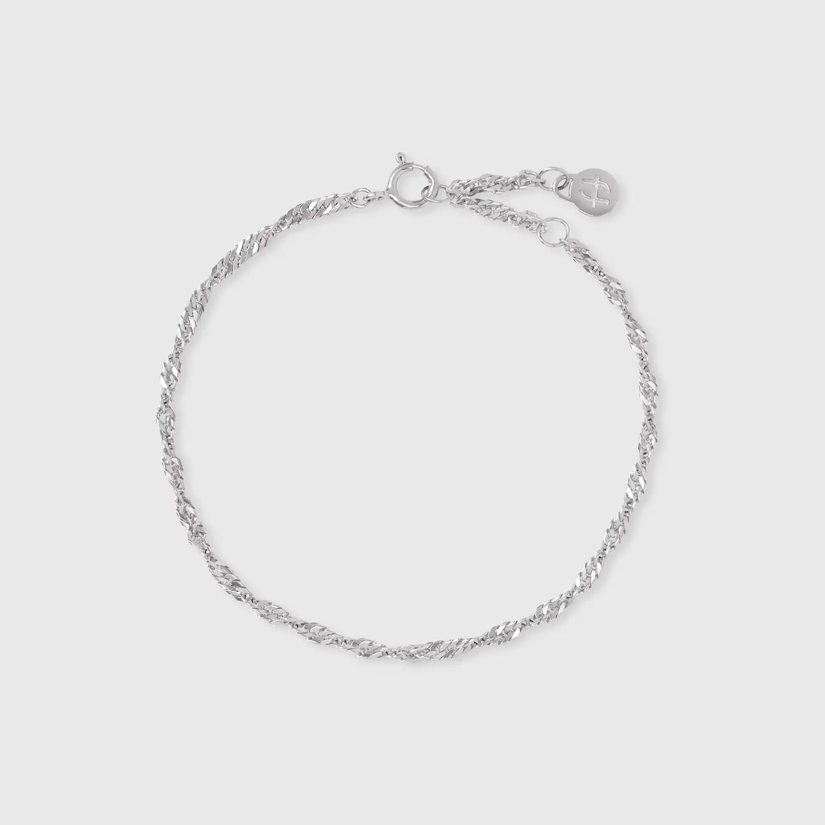 Filigranes gedrehtes Gliederarmband in Silber mit fejn Logo-Plättchen vor weißem Hintergrund
