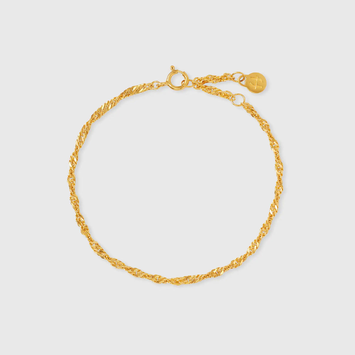 Filigranes gedrehtes Gliederarmband in Gold mit fejn Logo-Plättchen vor weißem Hintergrund