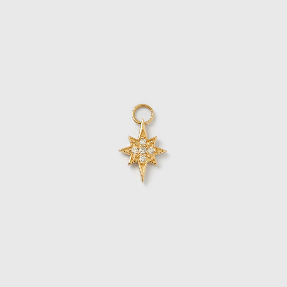 Goldener Creolen-Anhänger in Sternform, besetzt mit funkelnden laborgezüchteten Diamanten vor hellem Hintergrund.
