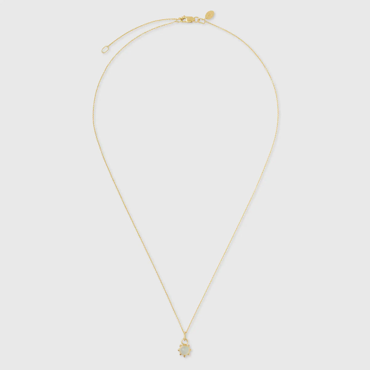 Filigrane Goldkette aus 14K Gold mit Sonnenanhänger aus 9K Gold, besetzt mit Opal und blauem Topas vor weissem Hintergrund