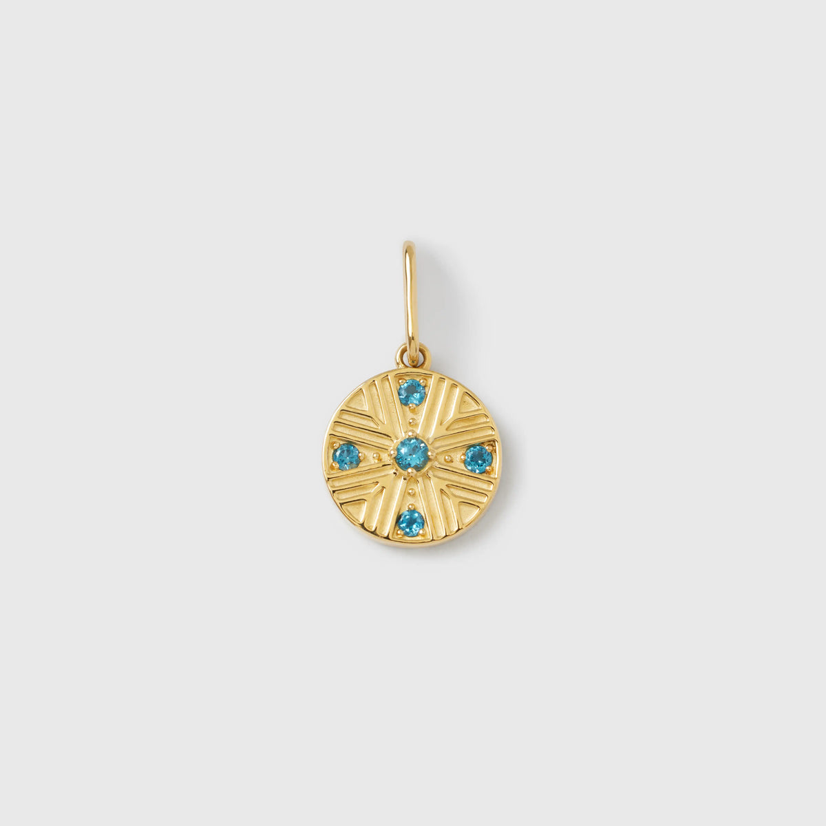 Runder Kettenanhänger aus 14k Echtgold im Art-Déco-Stil mit Sonnenstrahlen-Prägung und fünf blau funkelnden Topasen vor hellem Hintergrund.