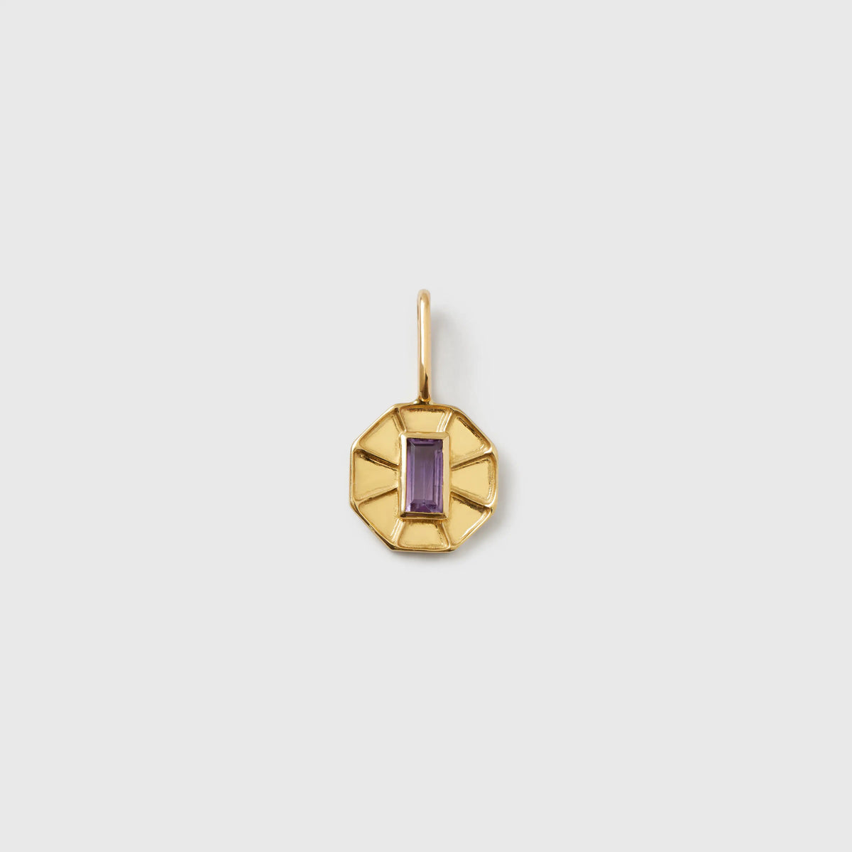 Achteckiger Kettenanhänger aus glänzendem Echtgold mit einem rechteckigen, violett leuchtenden Edelstein im Art-Déco-Stil vor hellem Hintergrund