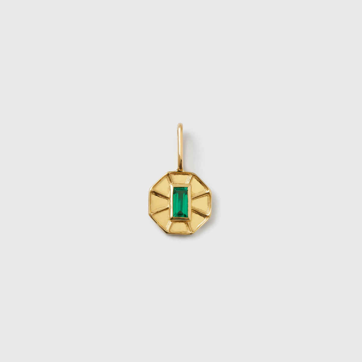 Achteckiger Kettenanhänger aus glänzendem Echtgold mit einem rechteckigen, grün leuchtenden Edelstein im Art-Déco-Stil vor hellem Hintergrund