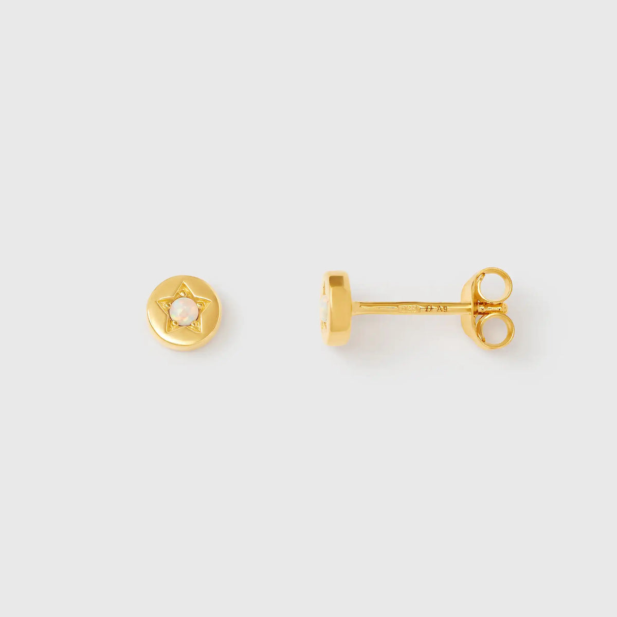 Runder goldener Ohrstecker mit Stern-Prägung und gefasstem, schimmerndem Opal vor hellem Hintergrund