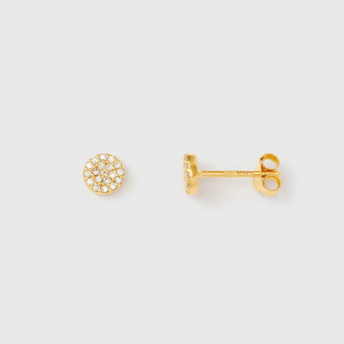 Runde goldene Ohrstecker mit dicht besetzten Zirkonia-Steinen in Pavé-Fassung vor hellem Hintergrund