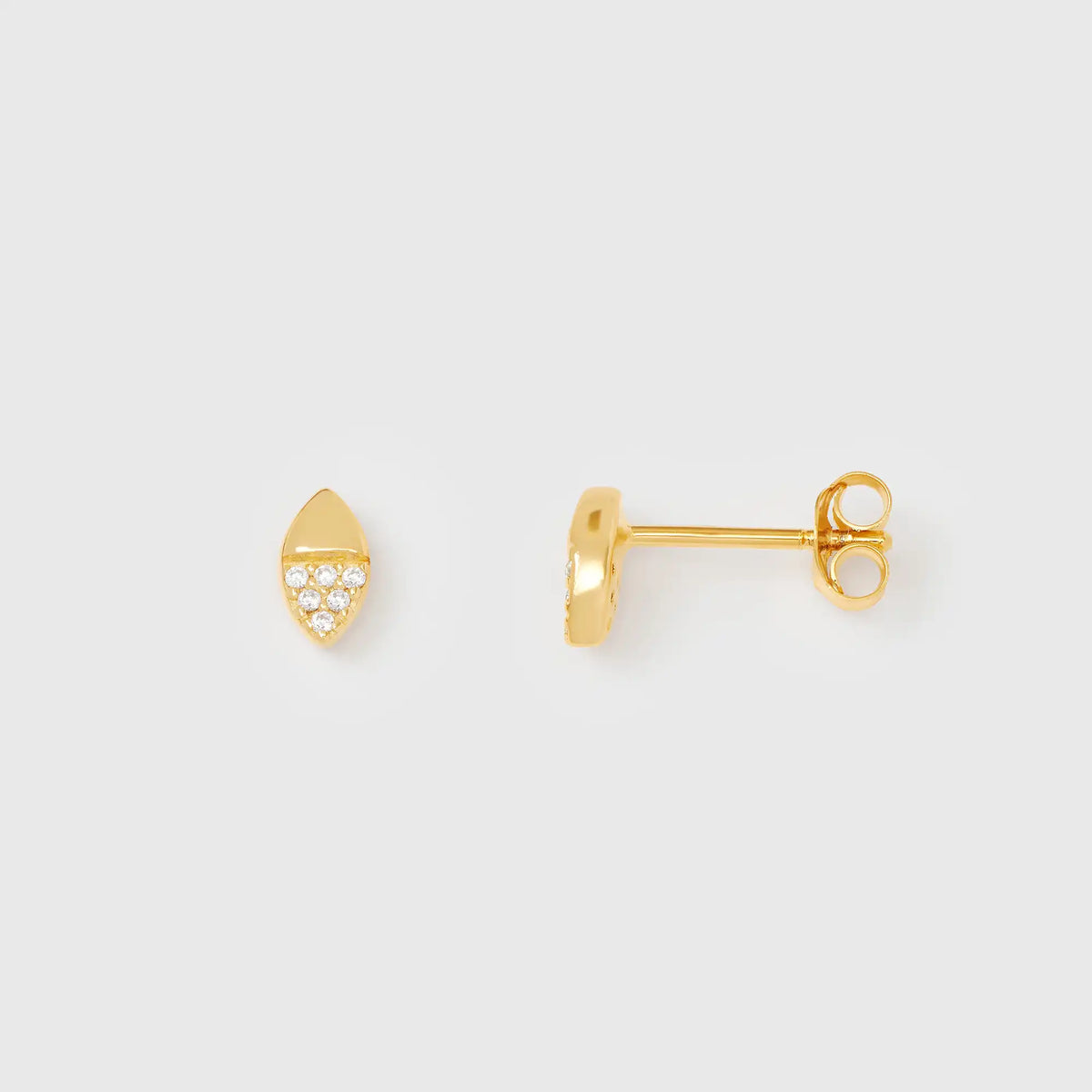 Zweigeteilte goldene Ohrstecker in Schiffchenform mit Zirkonia-Pavé auf der unteren Hälfte vor hellem Hintergrund