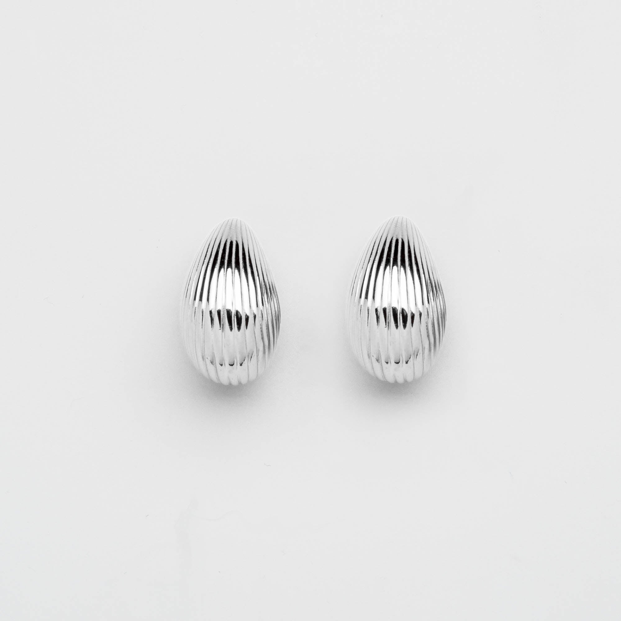 Ohrstecker Tropfenform riffle drop stud silber