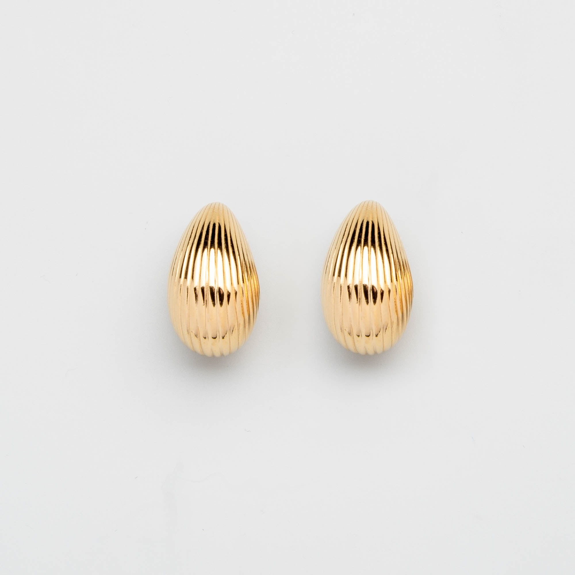 Ohrstecker Tropfenform riffle drop stud gold