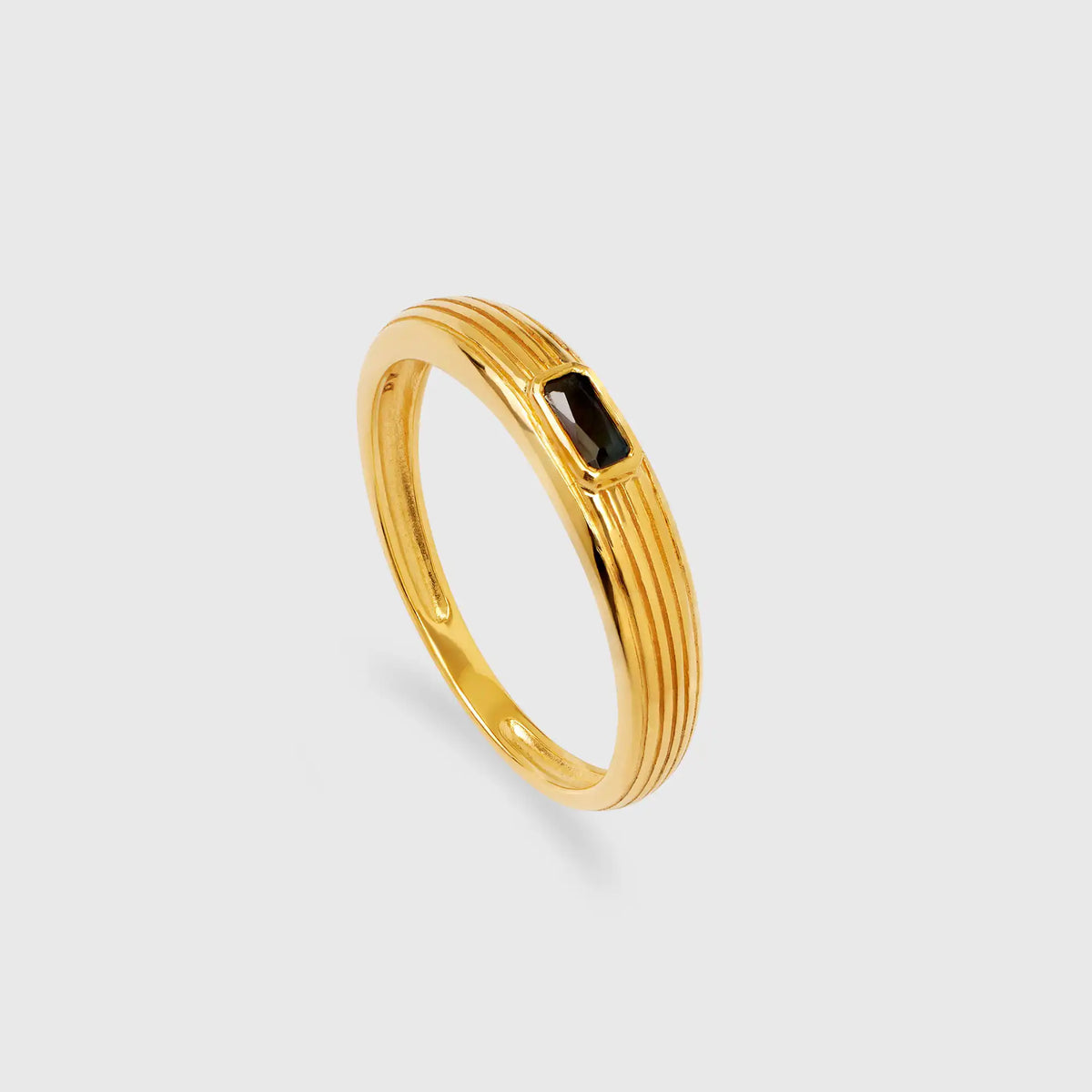 Vergoldeter fejn Black Riffle Ring mit geriffelter Struktur und einem rechteckigen, schwarzen Zirkonia Stein.
