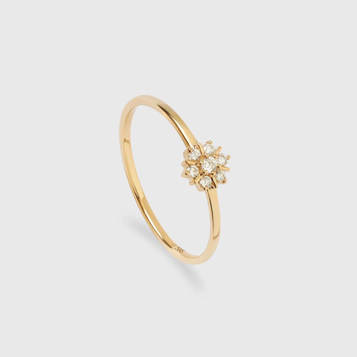 Filigraner Goldring mit blumenförmigem Besatz aus funkelnden, laborgezüchteten Diamanten vor hellem Hintergrund.