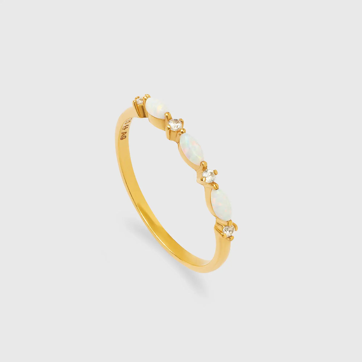 Vergoldeter fejn Opal Sparkle Ring besetzt mit Navette-förmigen Opalen und kleinen, funkelnden Zirkonia-Steinen.