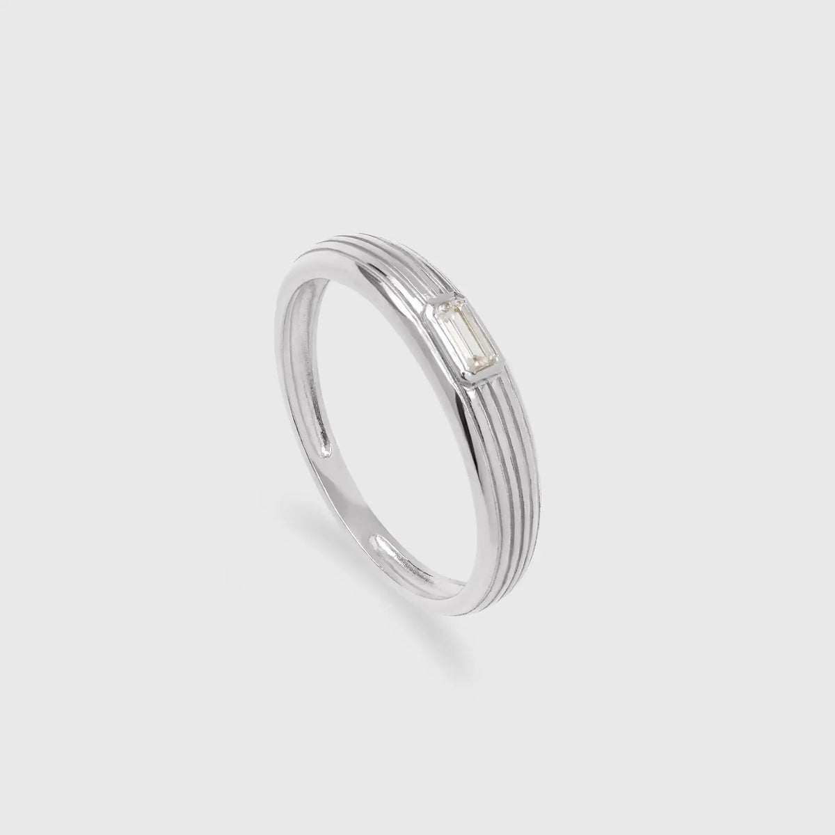 Silberner fejn Sparkle Riffle Ring mit geriffelter Struktur und einem rechteckigen, weißen Zirkonia Stein.