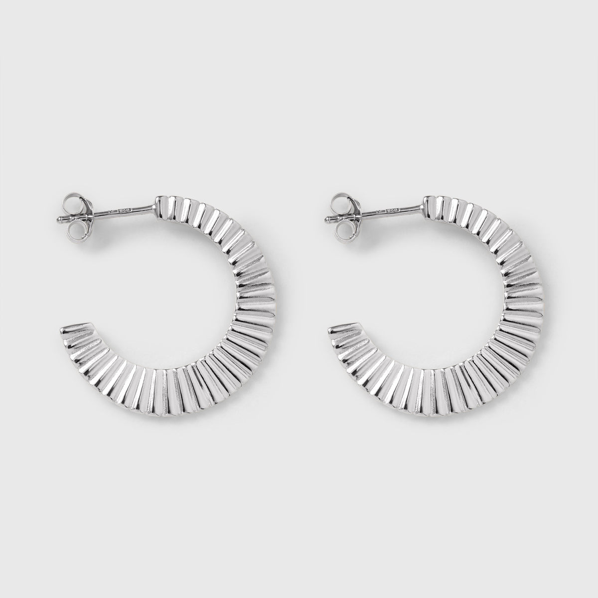 Geriffelte Creolen Riffle Hoops in Silber von fejn jewelry