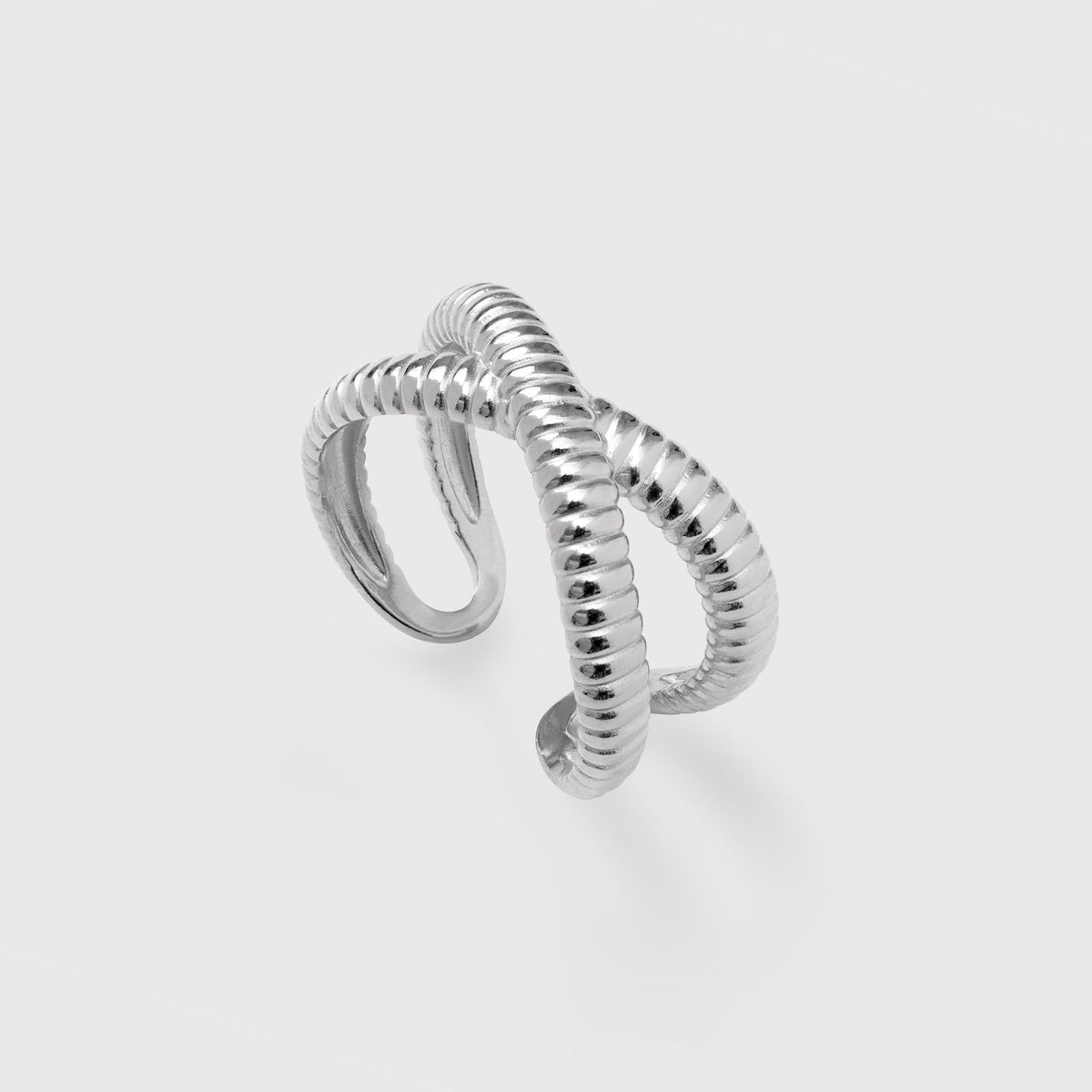 Offener fejn Riffle Cross Ring aus recyceltem 925 Sterling Silber mit gekreuztem, geriffeltem Knoten-Design.